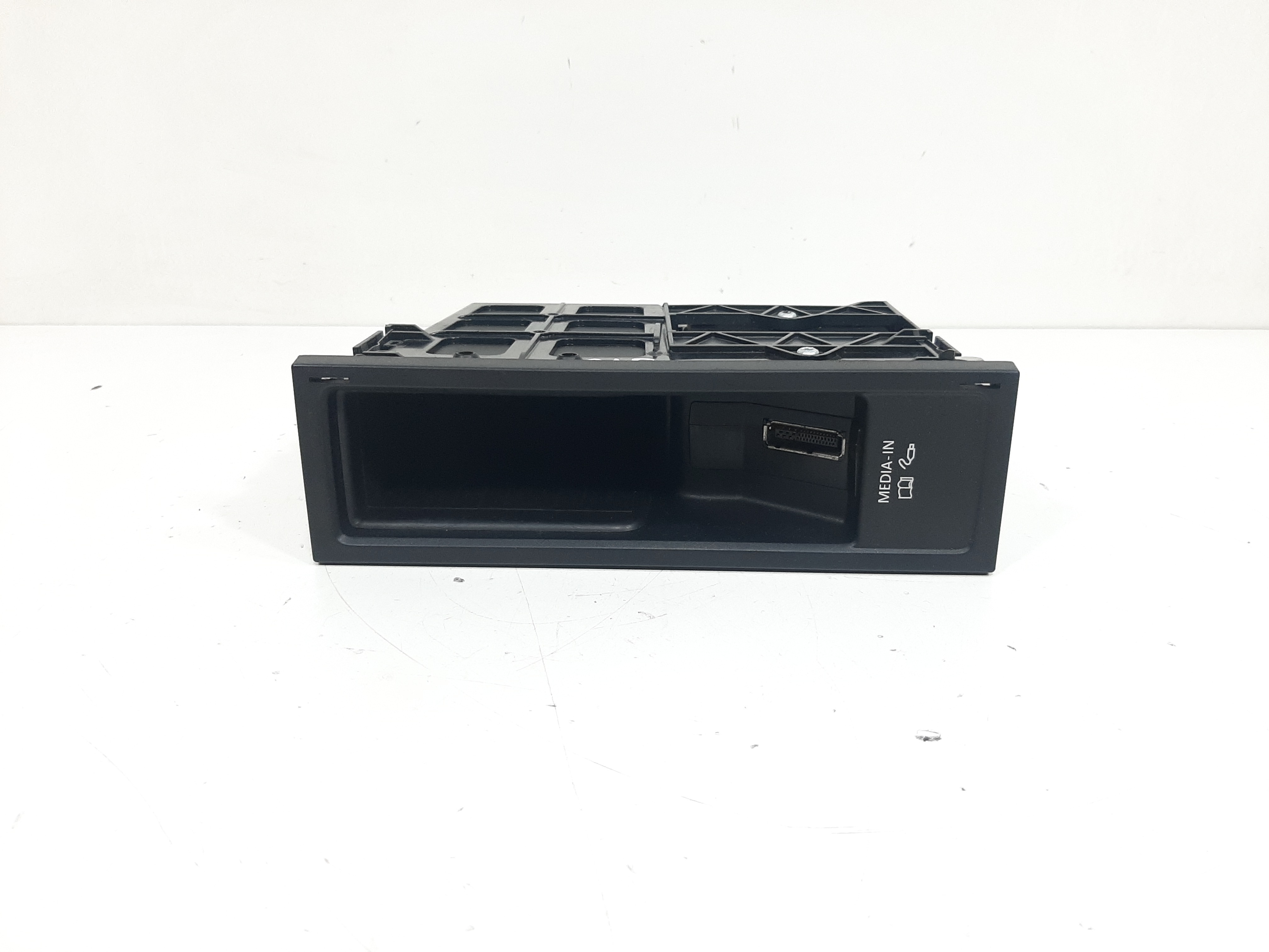 Entrada Auxiliar Porta Luvas Vw Tiguan 2012 A 2017 Jetta 3