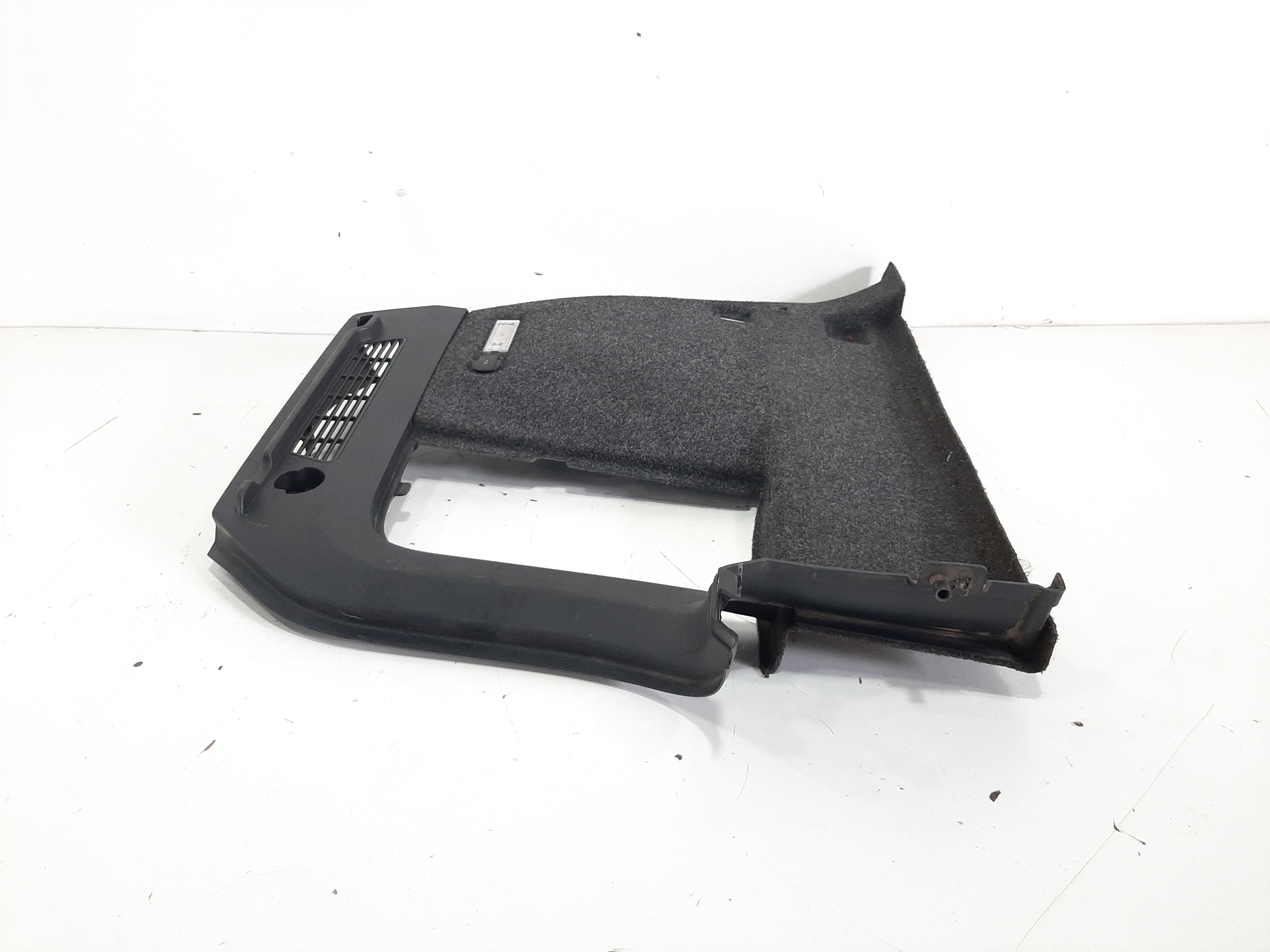 Acabamento Lateral Esquerdo Portamalas Vw Tiguan 2012 A 2017 1