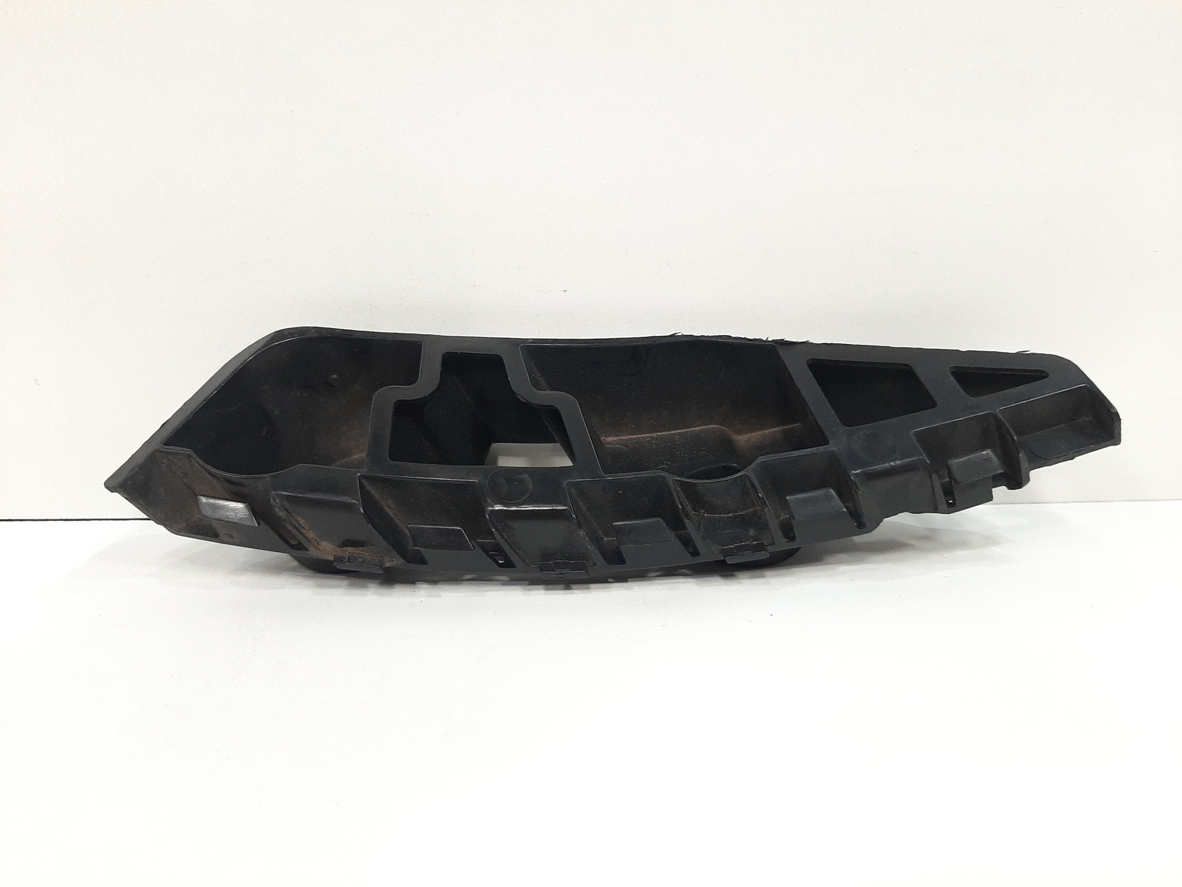Suporte Guia Parachoque Dianteiro Esquerdo Vw Jetta 11 A 17 5