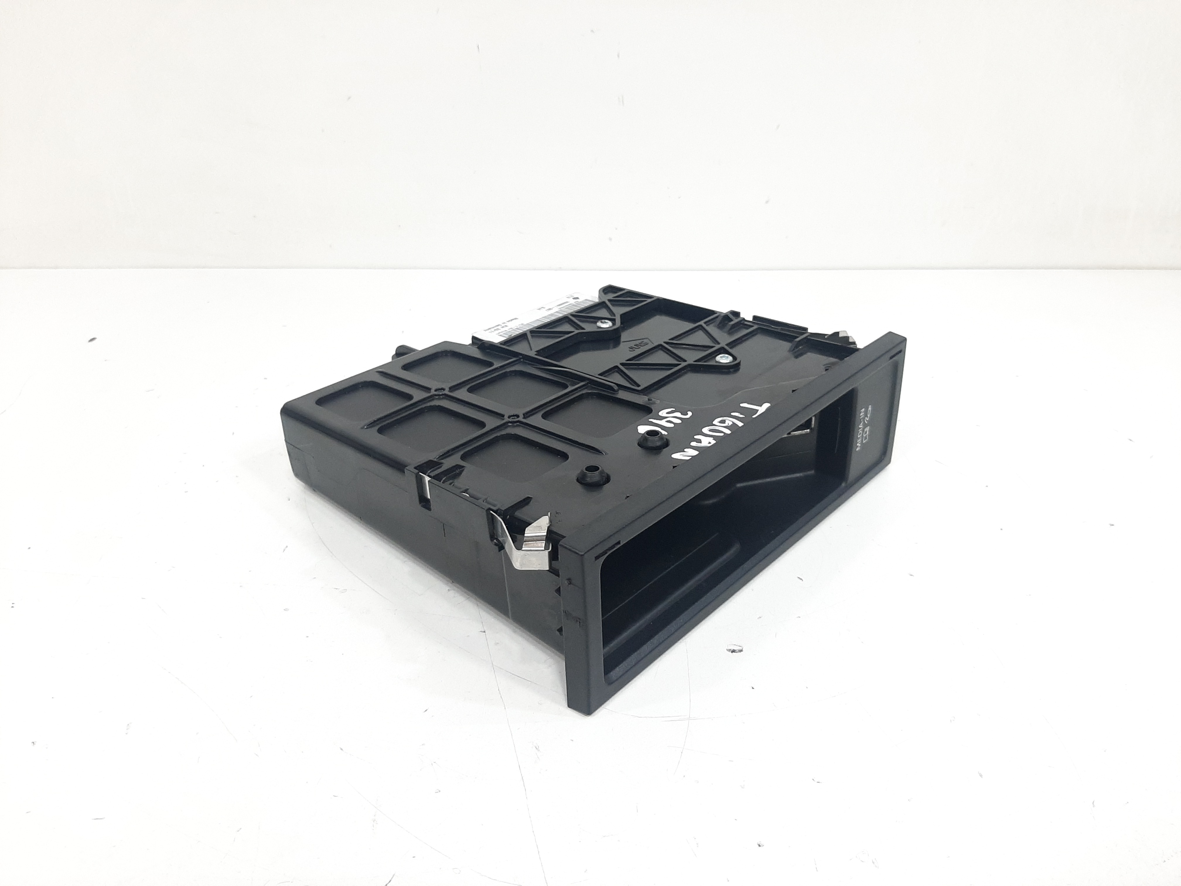 Entrada Auxiliar Porta Luvas Vw Tiguan 2012 A 2017 Jetta 5