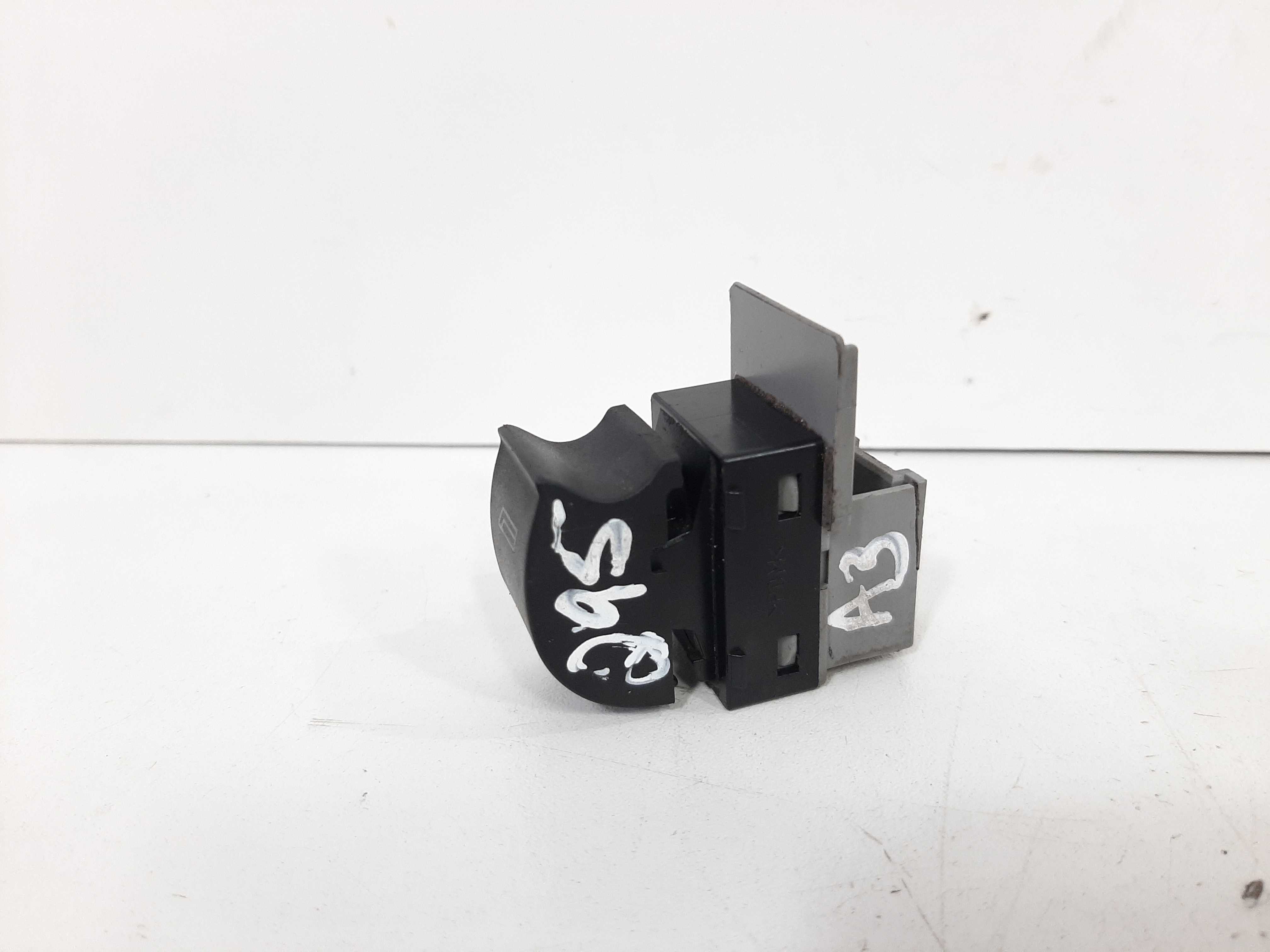 Comando Vidro Elétrico T.e A3 Cód. 4bo 959 855 C/ Avaria 4