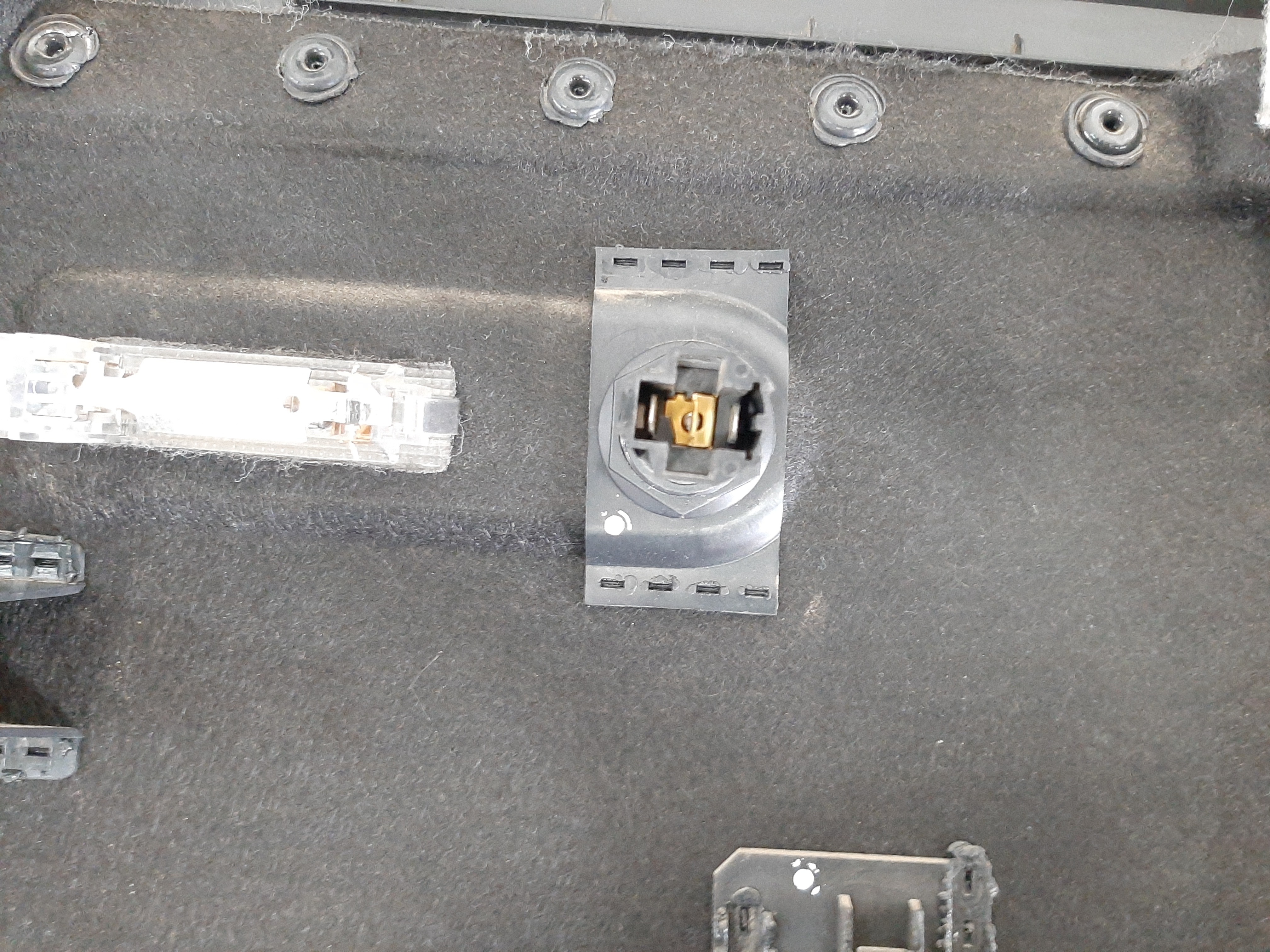 Acabamento Lateral Esquerdo Portamalas Vw Tiguan 2012 A 2017 9