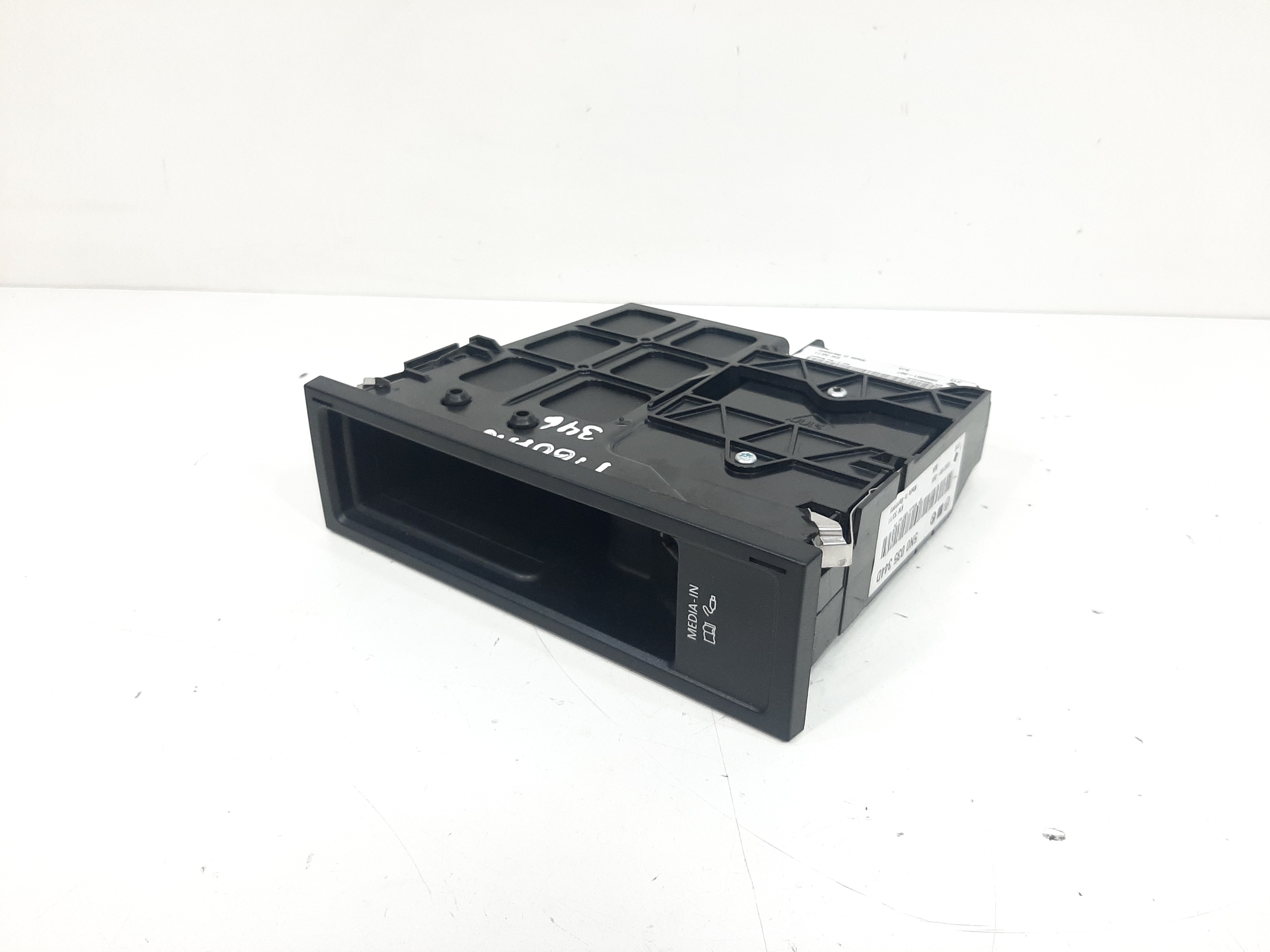 Entrada Auxiliar Porta Luvas Vw Tiguan 2012 A 2017 Jetta 6