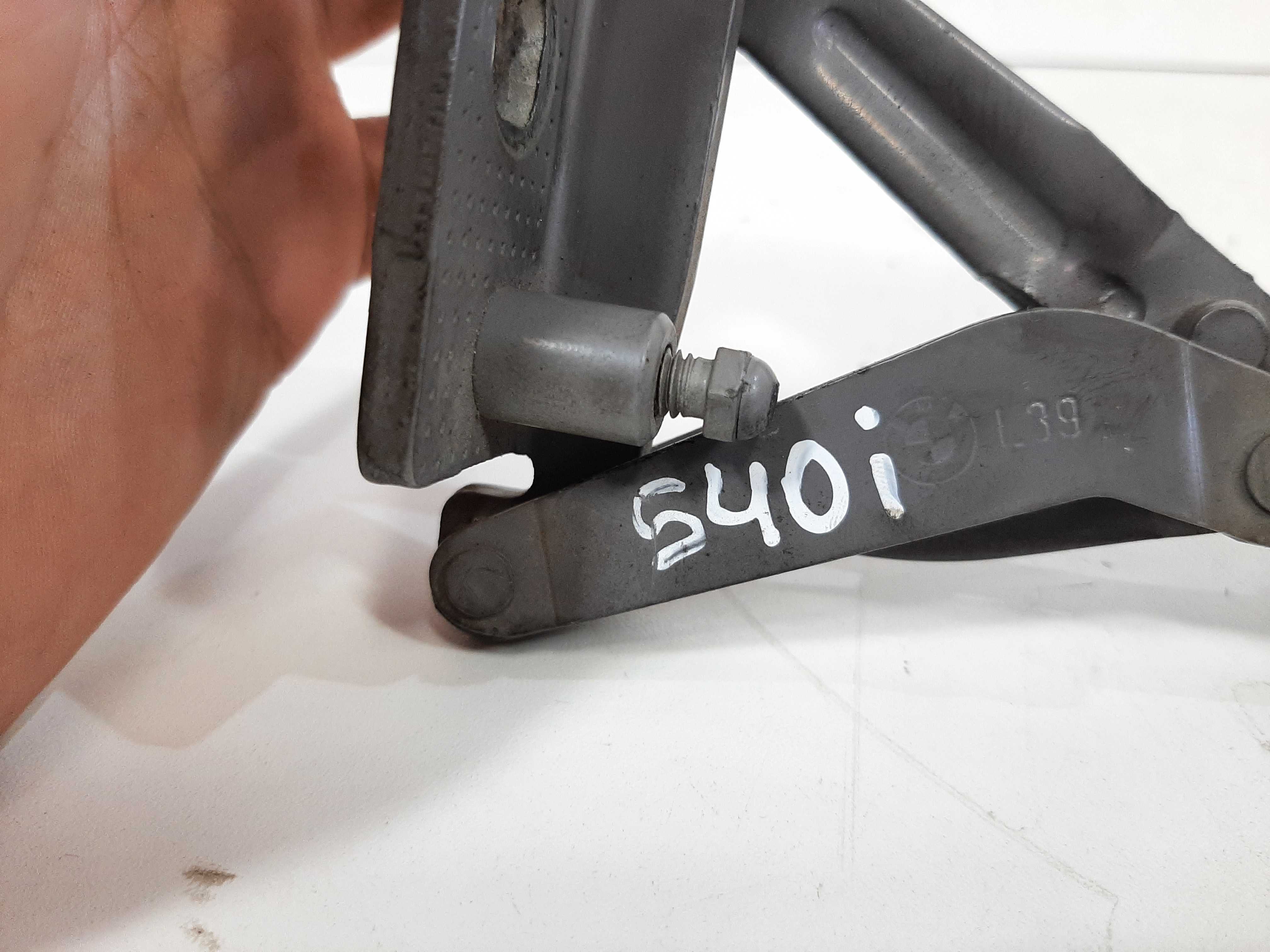 Dobradiça Esquerda Capô Bmw 540i 1996 1997 1998 A 2004 2