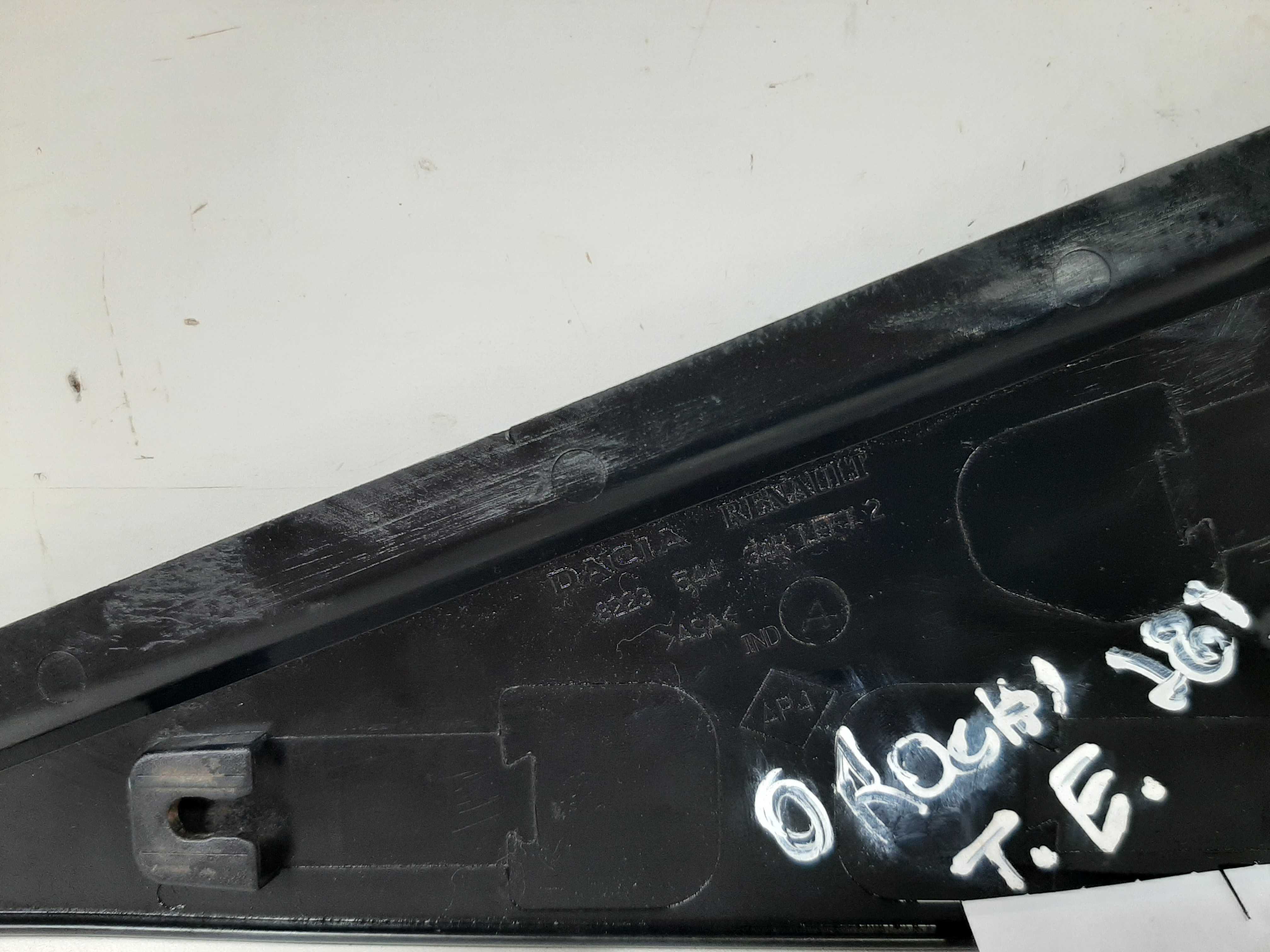 Moldura Vidro Fixo Traseiro Esquerdo Oroch 2016 2017 A 2019 7