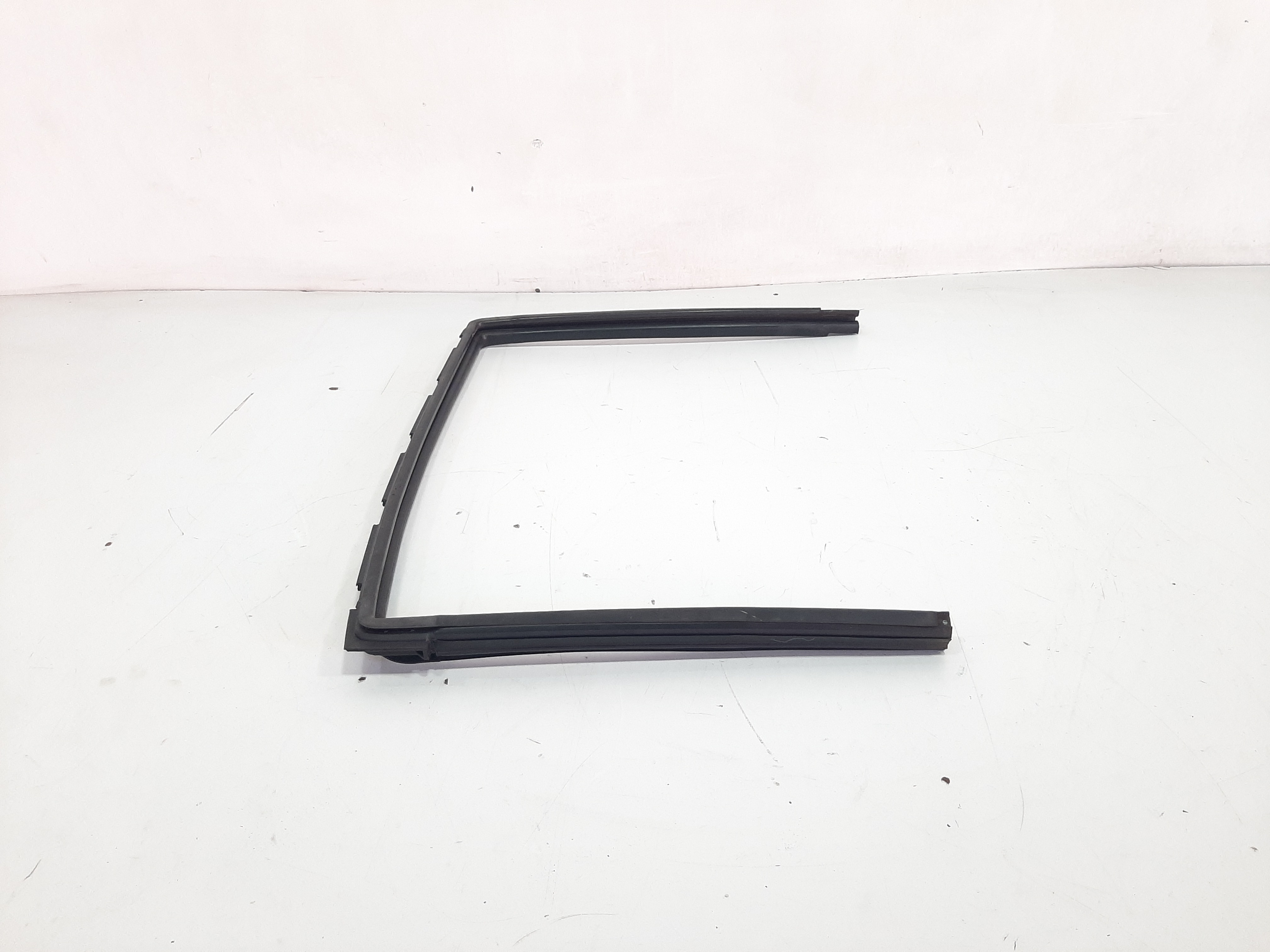 Moldura Borracha Porta Traseira Direita Livina 2010 A 2014 4