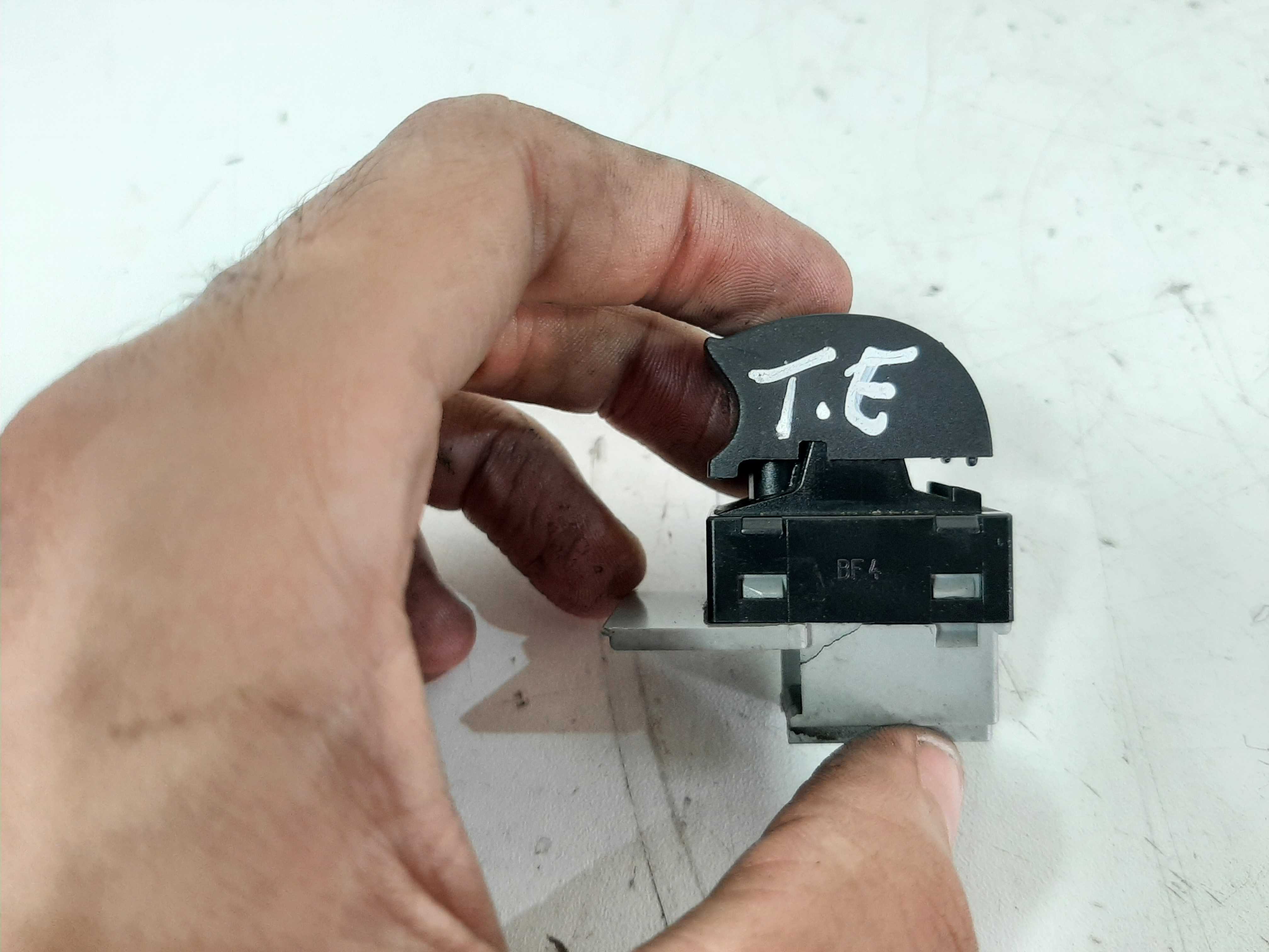 Comando Vidro Elétrico T.e A3 Cód. 4bo 959 855 C/ Avaria 3