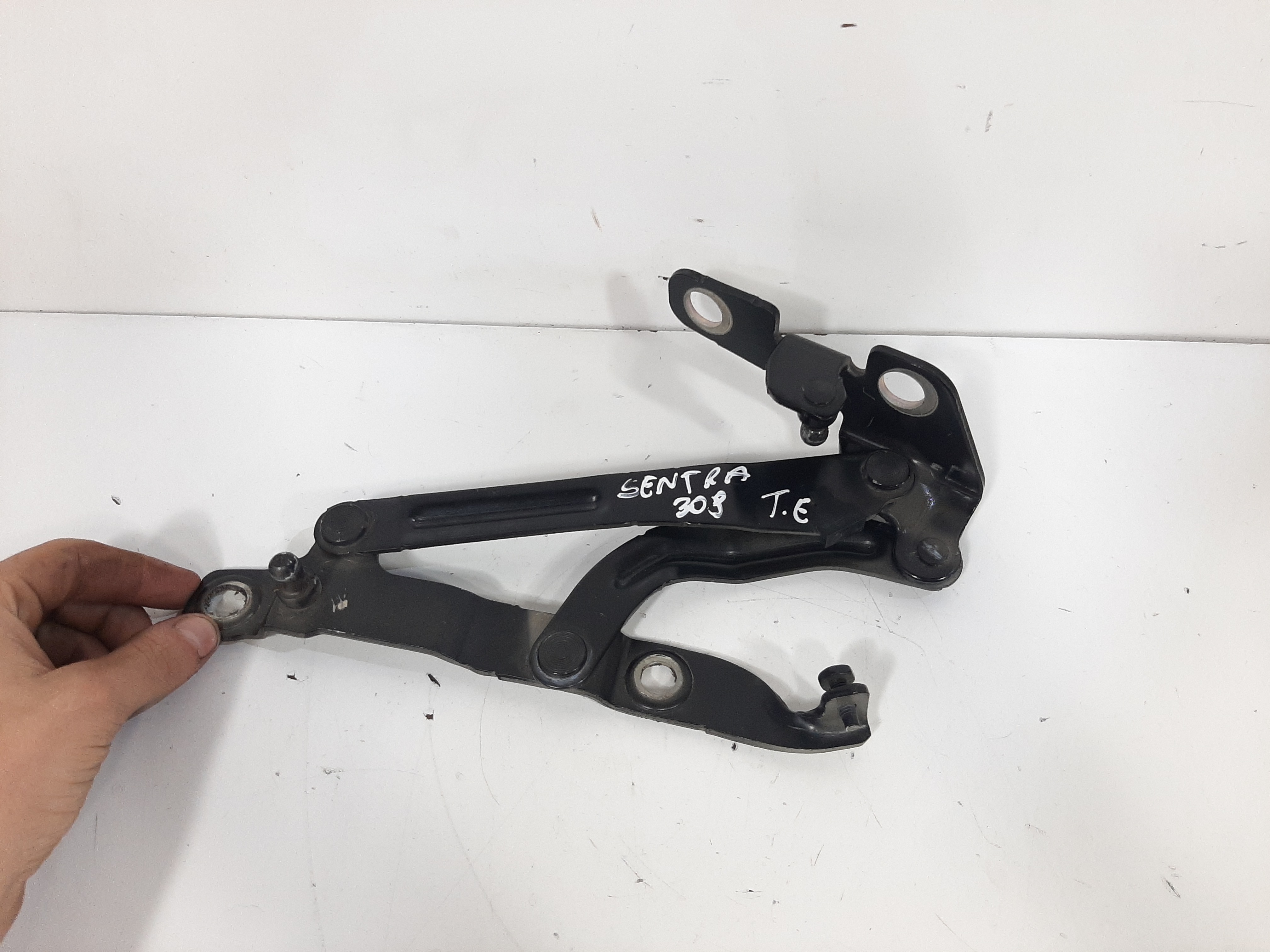 Dobradiça Esquerda Porta Malas Nissan Sentra 2008 A 2013 6