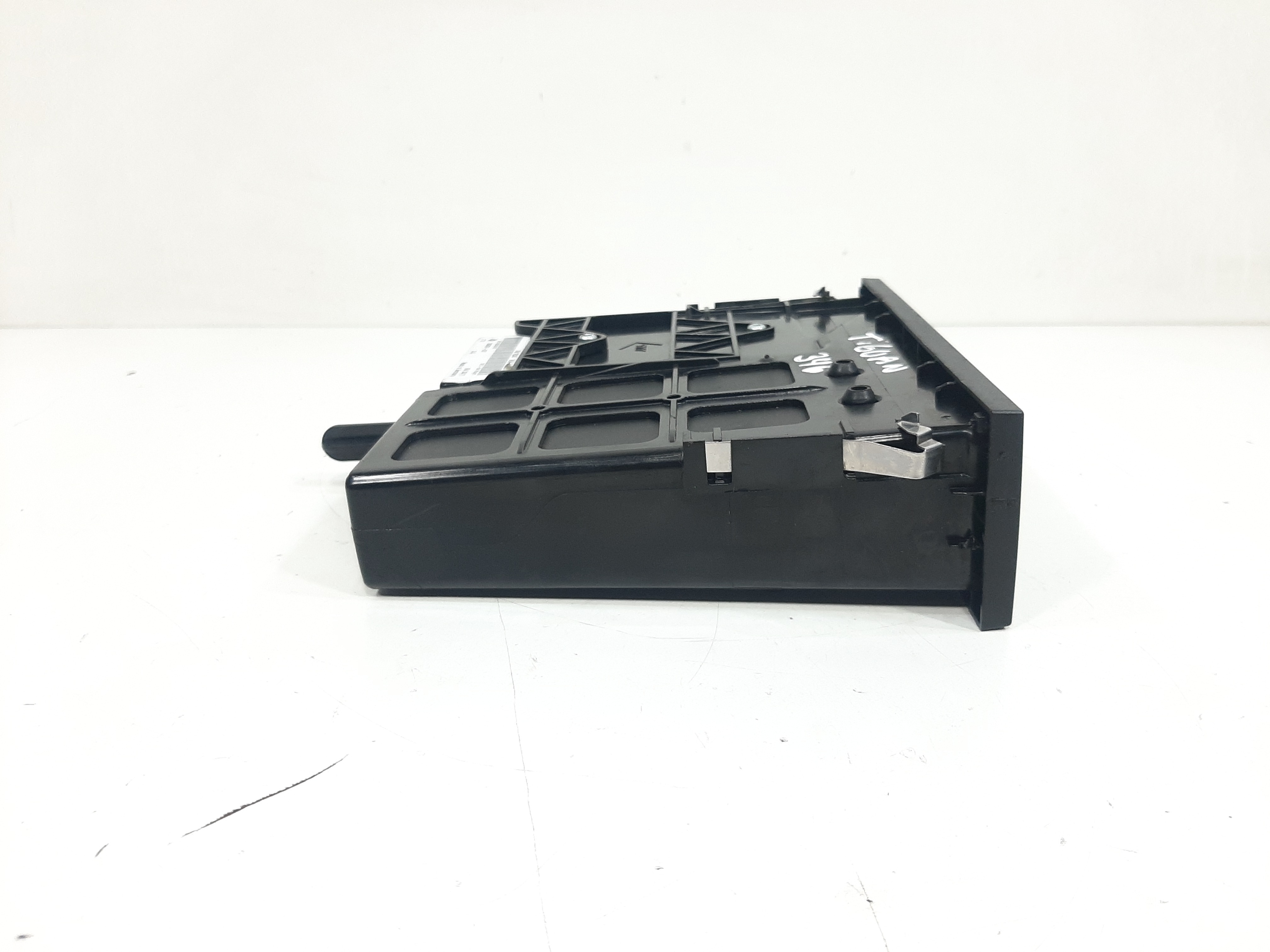 Entrada Auxiliar Porta Luvas Vw Tiguan 2012 A 2017 Jetta 2