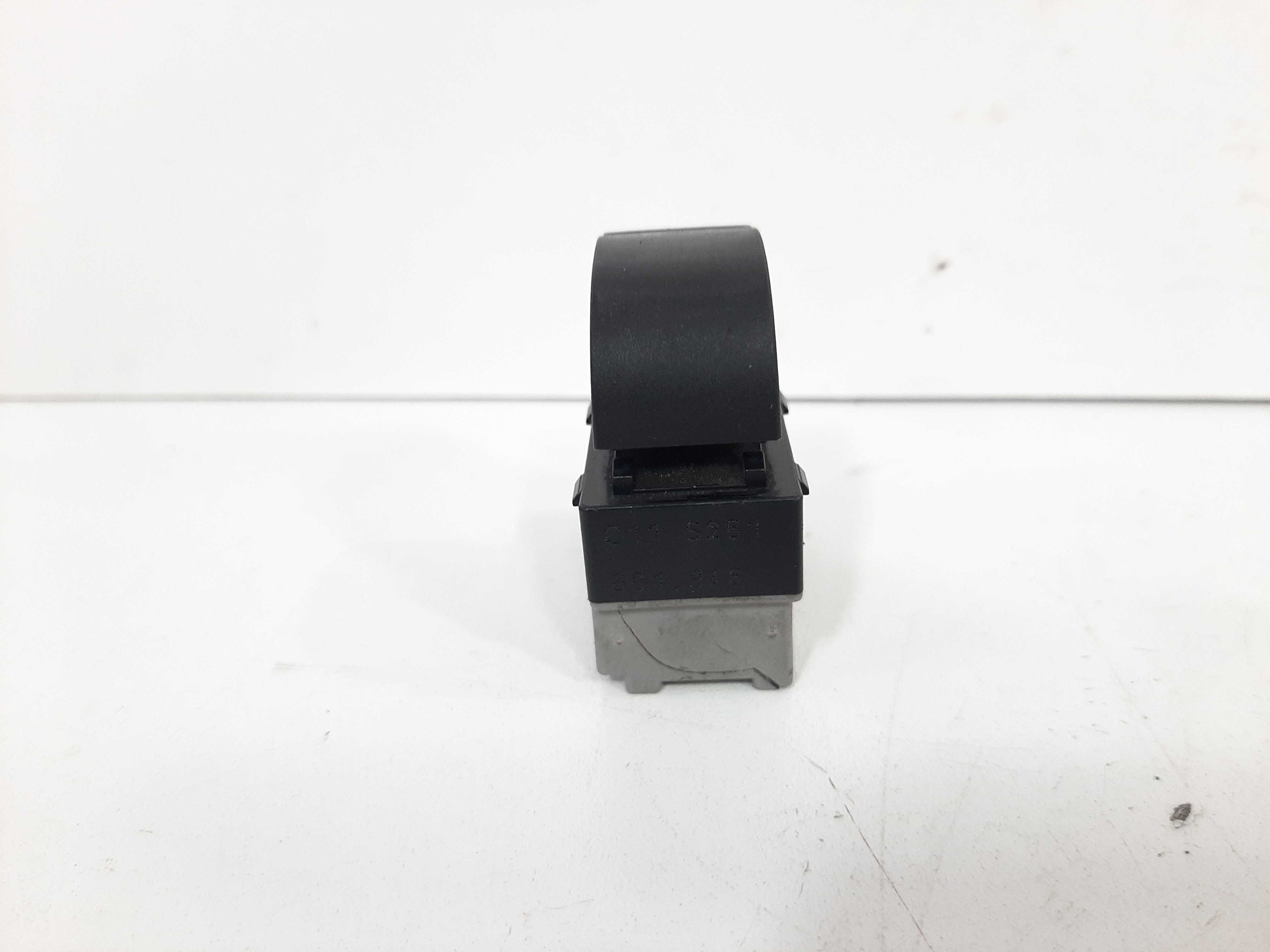 Comando Vidro Elétrico T.e A3 Cód. 4bo 959 855 C/ Avaria 8