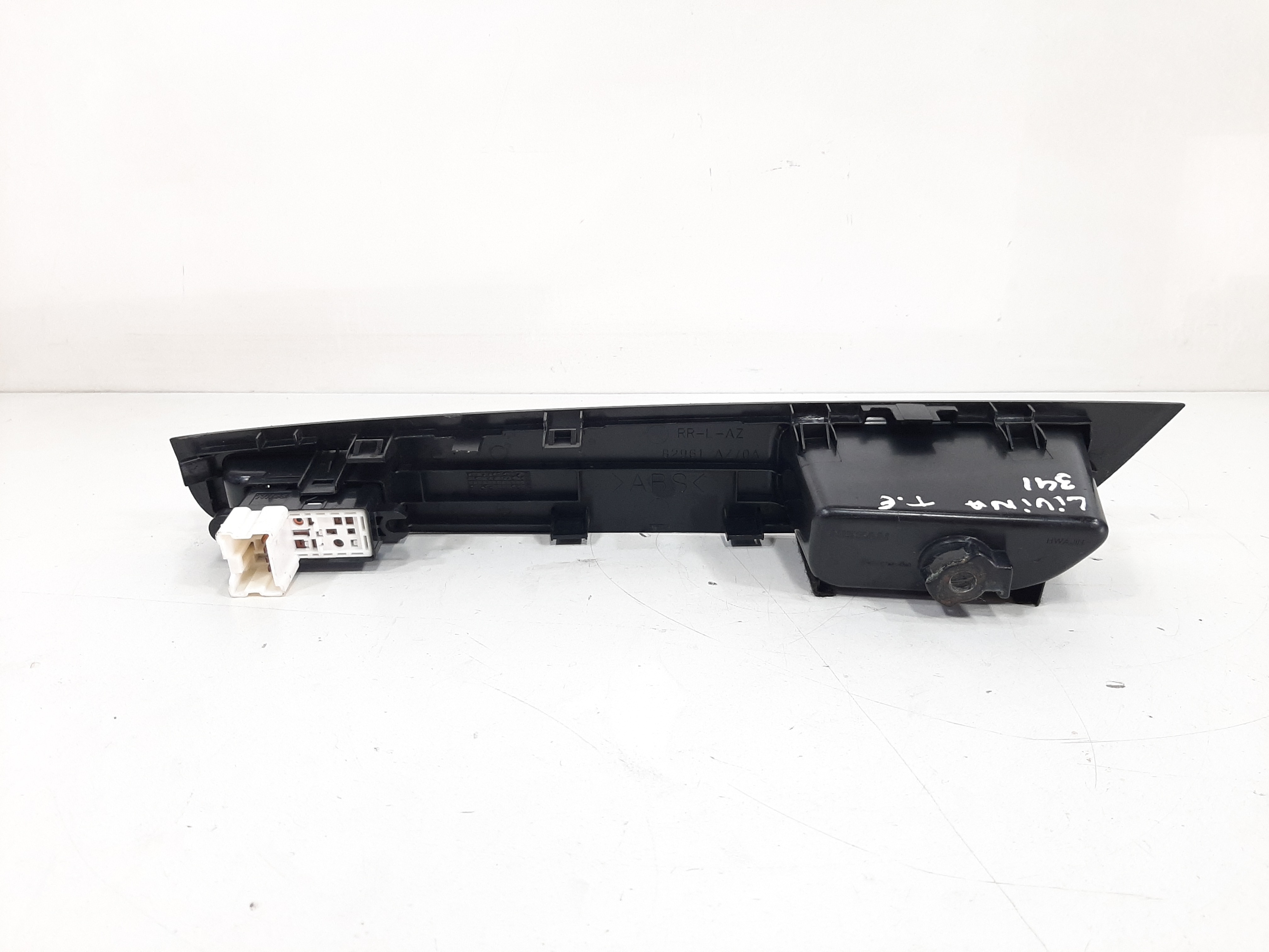 Moldura Botão Vidro Elétrico Tras. Esquerdo Livina 2010 A 14 8