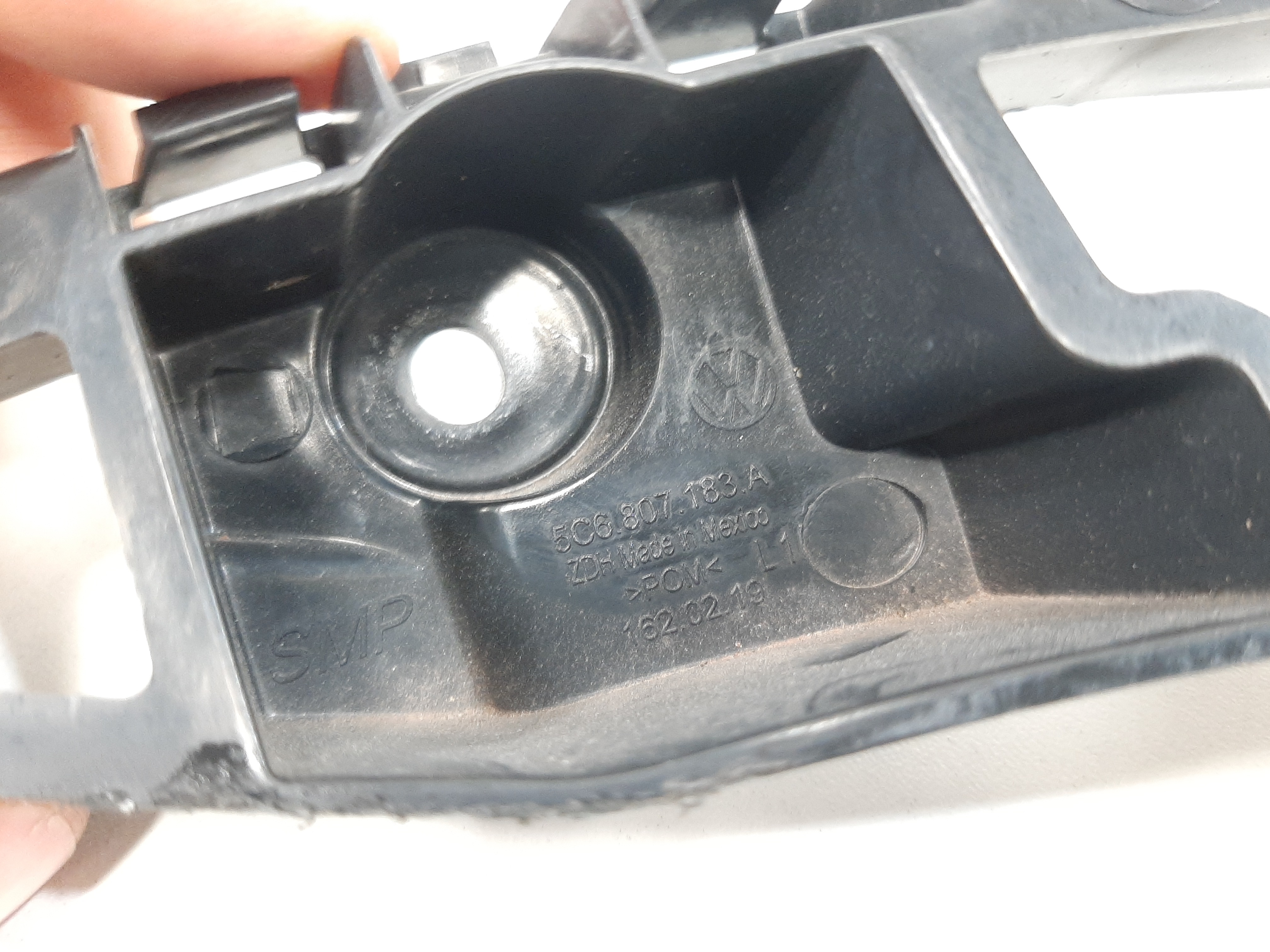 Suporte Guia Parachoque Dianteiro Esquerdo Vw Jetta 11 A 17 8