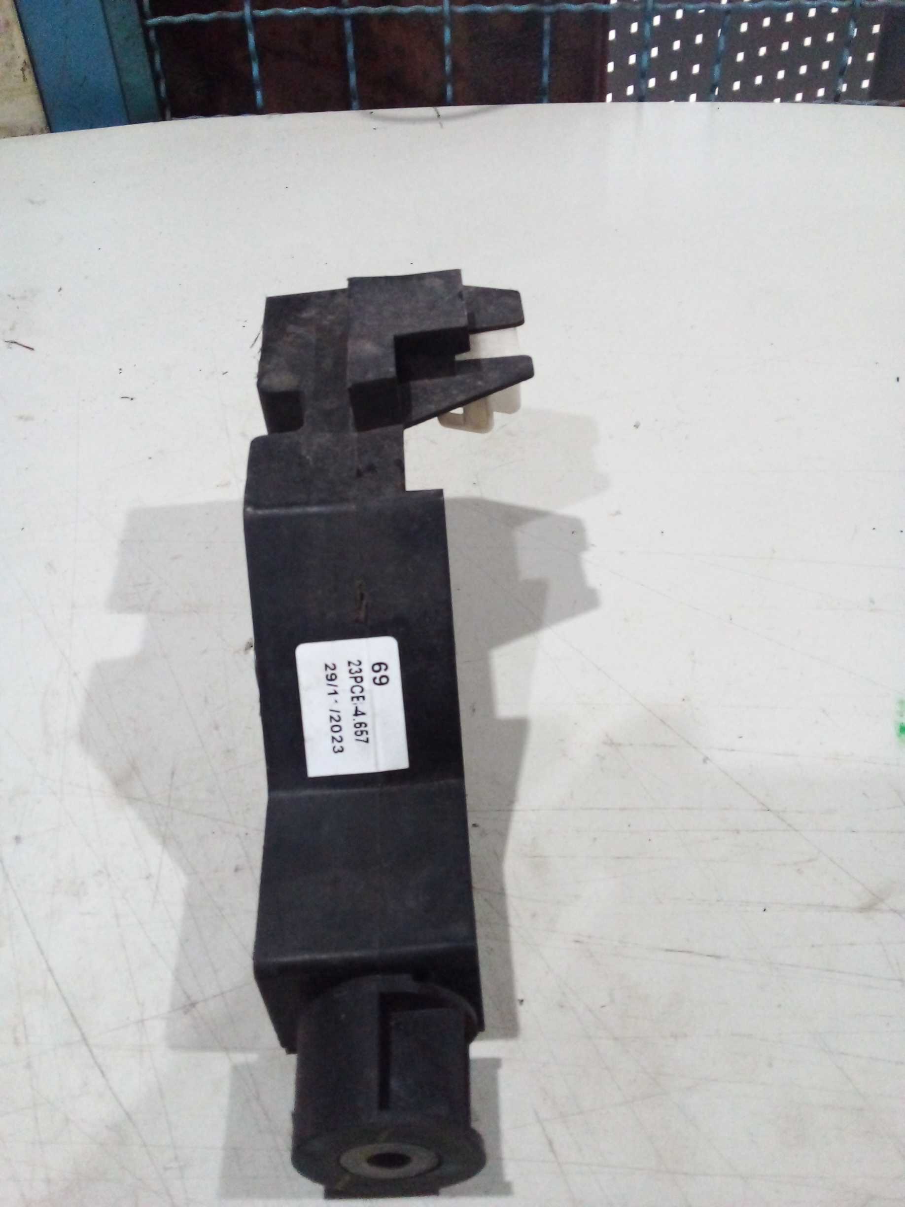 SUPORTE FIXAÇÃO PAINEL DIANT FORD KA 2015 E38516E145 2