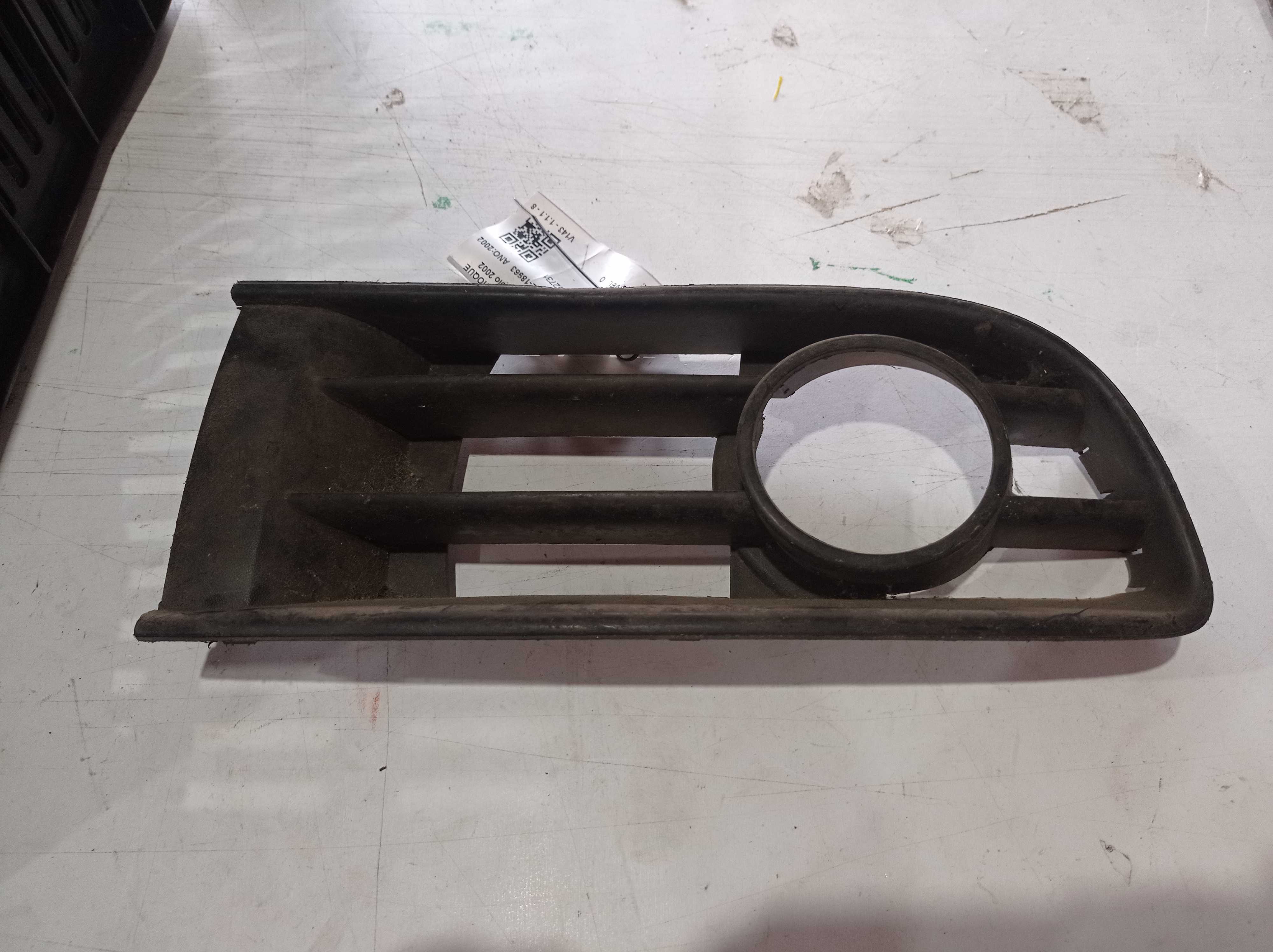 MOLDURA DIREITA DO PARACHOQUE DIANTEIRO Volkswagen Polo 2002 1