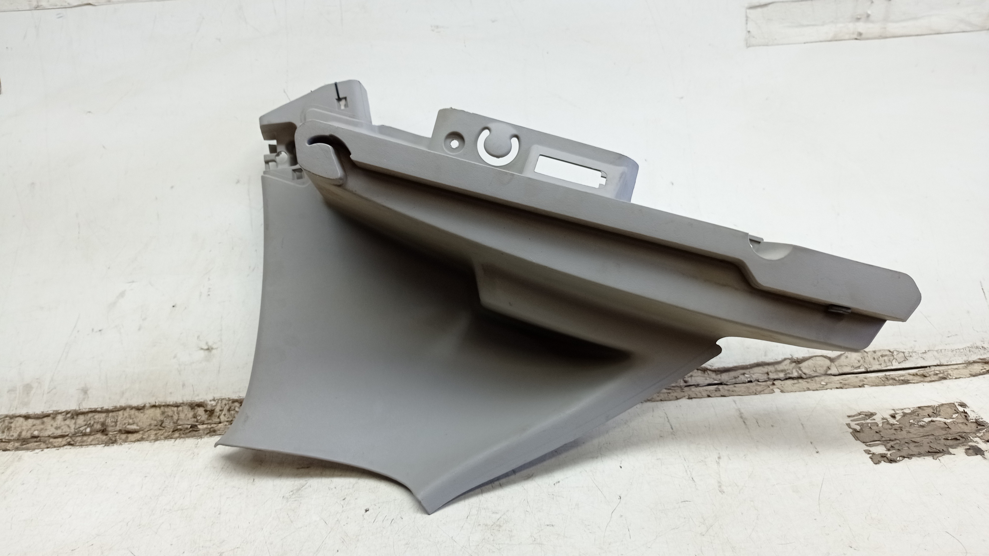 8200529796  Suporte Porta Malas Esquerdo Sandero 2014 1