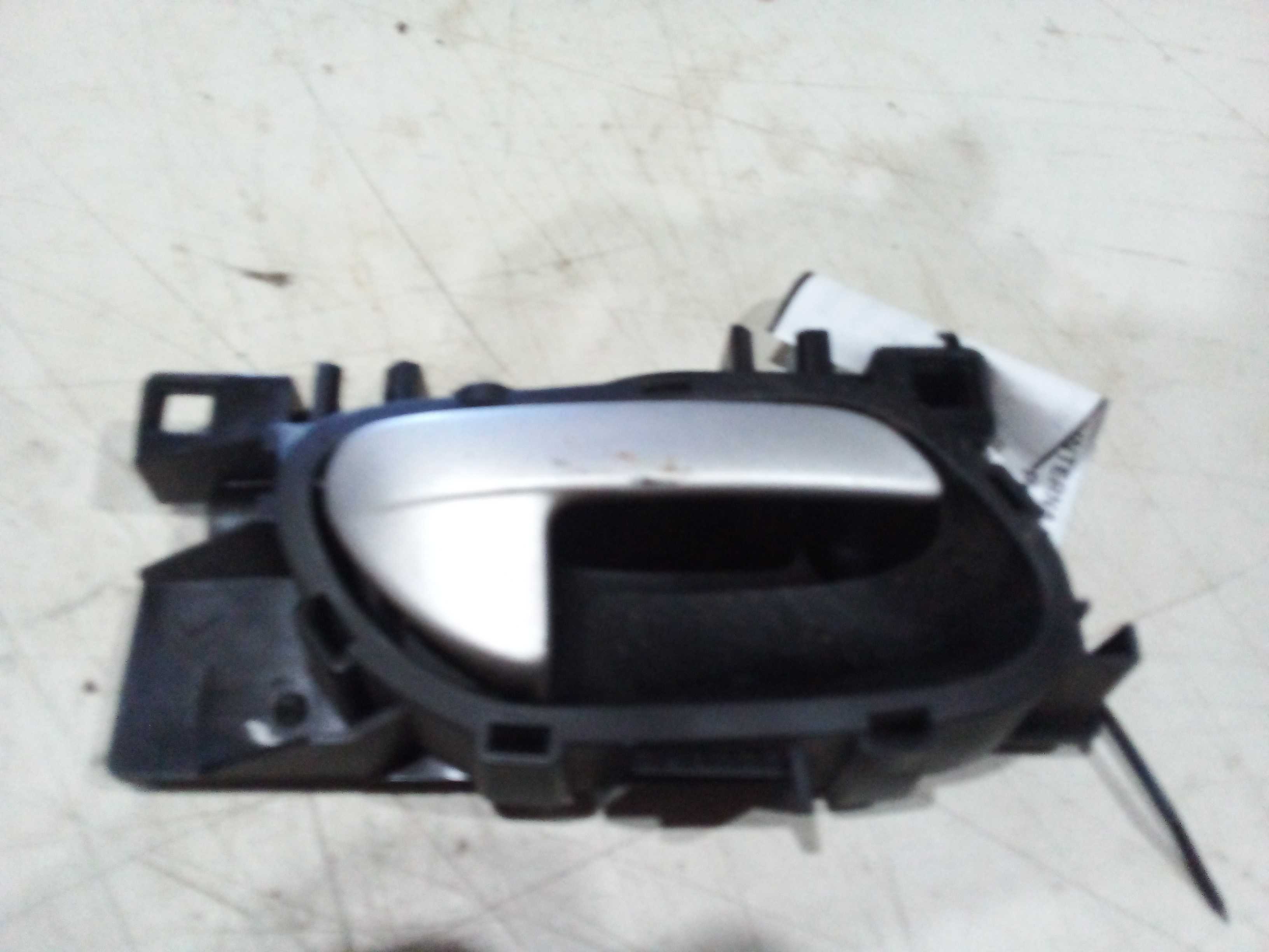 MAÇANETA INTERNA PORTA TRASEIRA ESQUERDA Peugeot 2008 2017 1