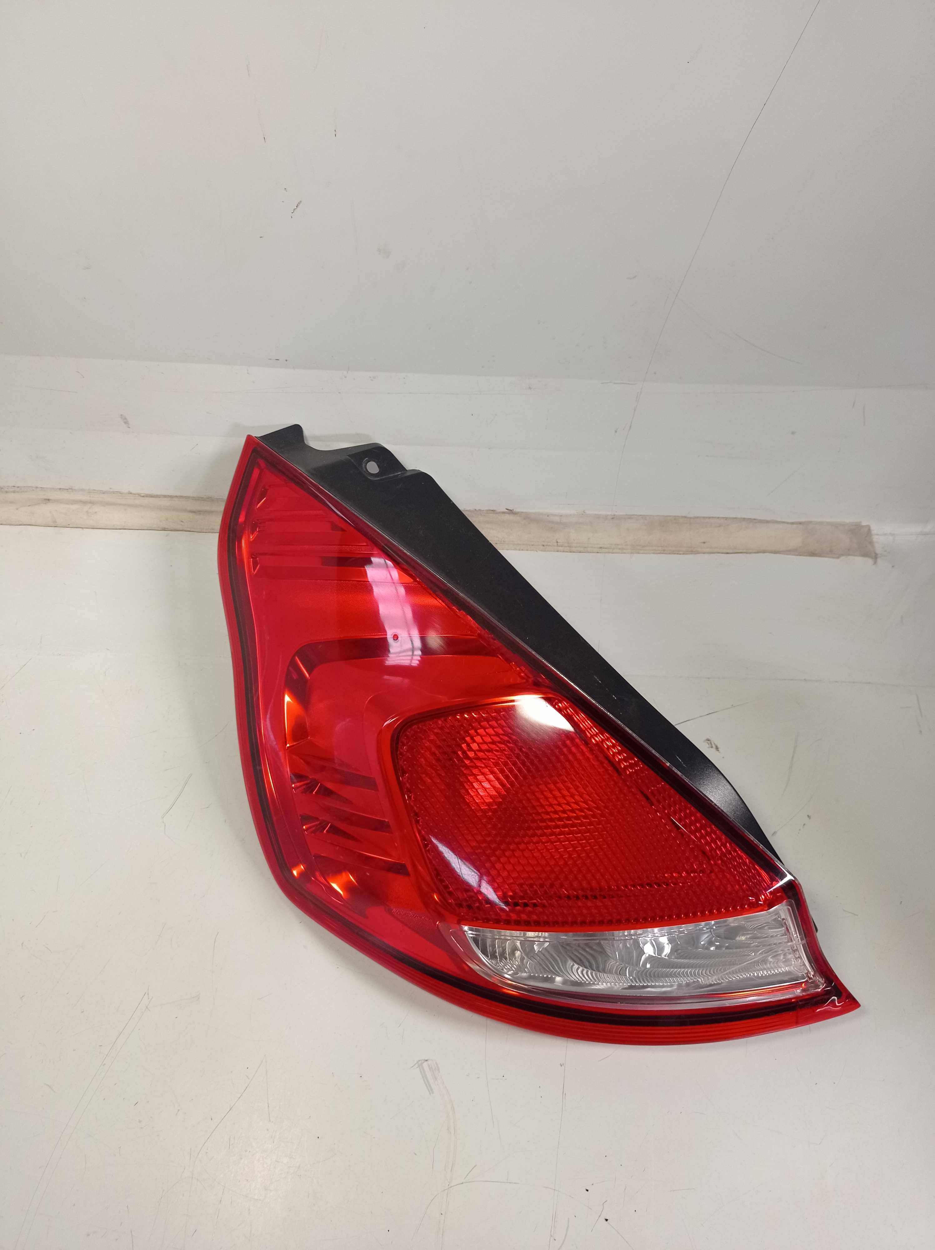LANTERNA TRASEIRA ESQUERDA FORD NEW FIESTA HATCH 2013/2018 1