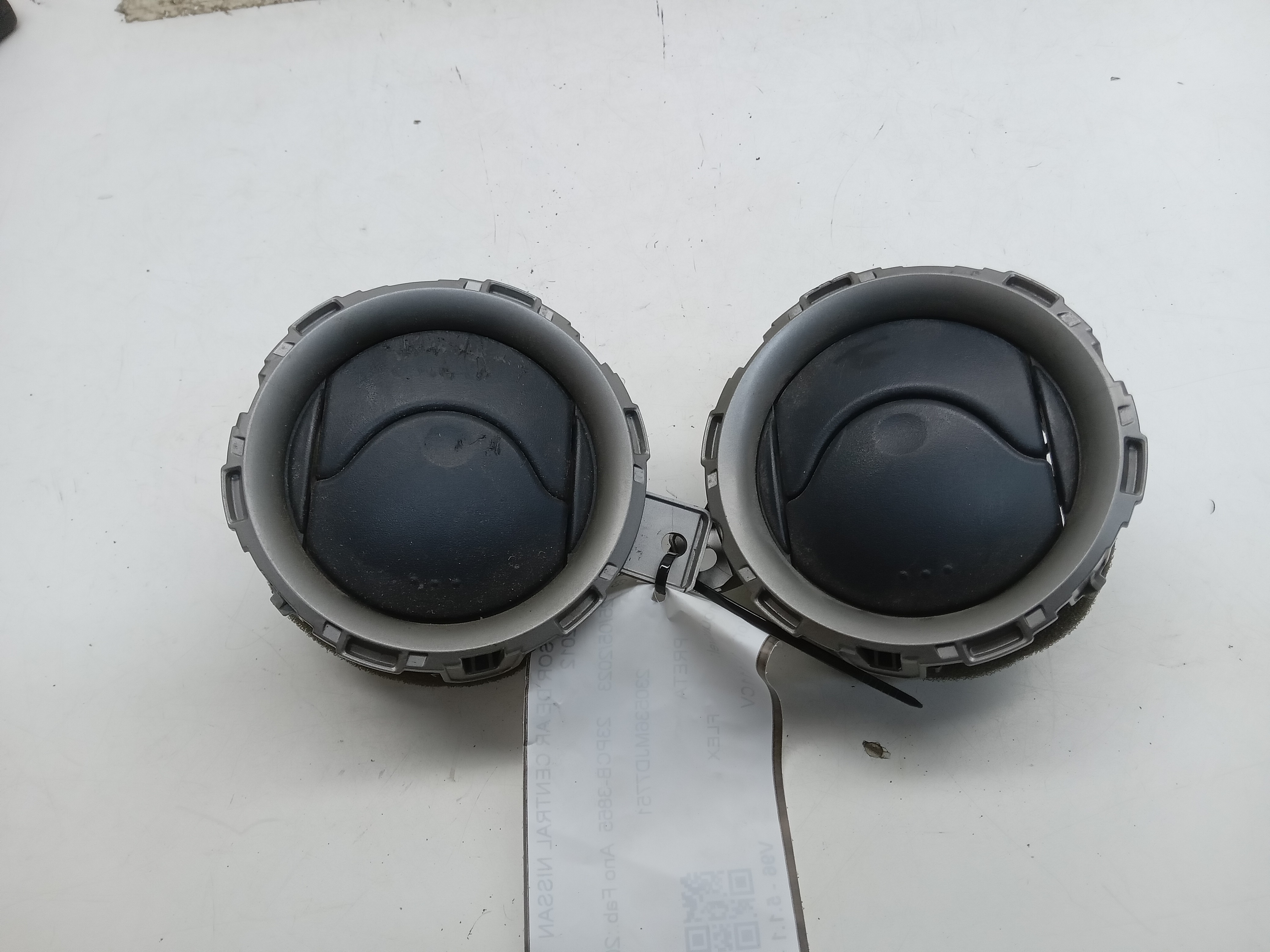 PAR DIFUSOR DE AR CENTRAL NISSAN MARCH 2012 1