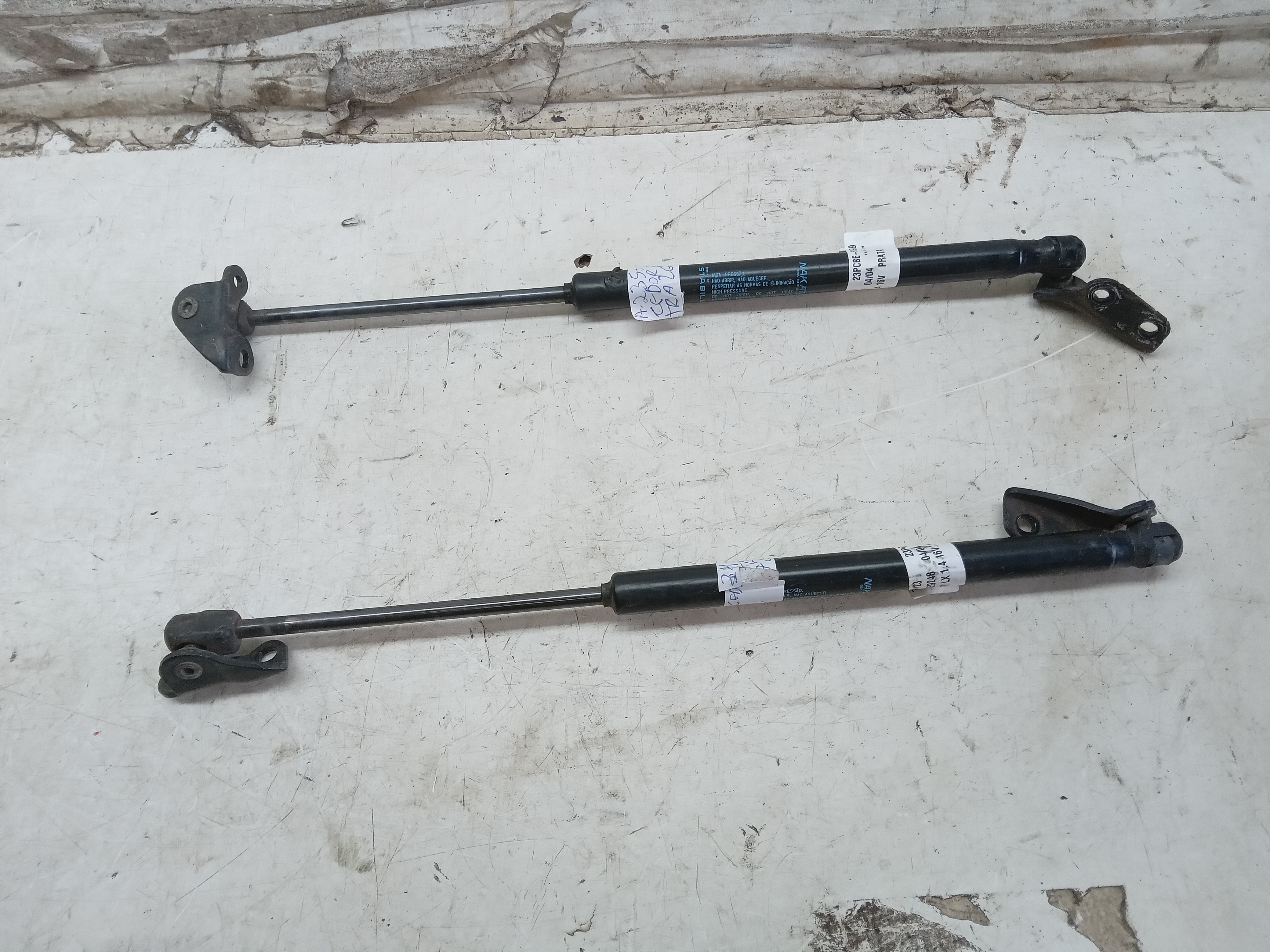 PAR AMORTECEDOR TAMPA TRASEIRA HONDA FIT 2004 1