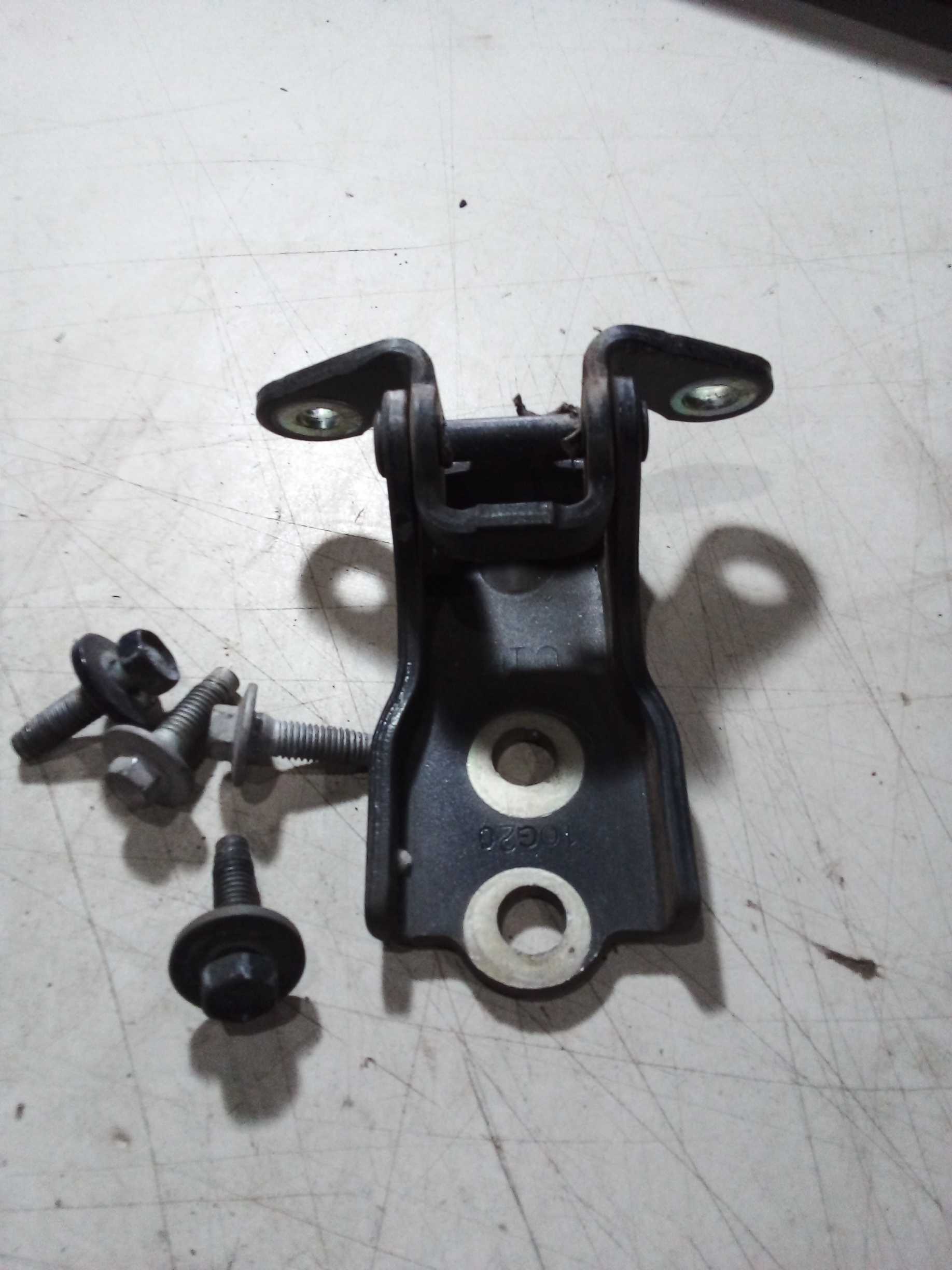 DOBRADIÇA INFERIOR PORTA DIANTEIRA ESQUERDA Chevrolet Captiv 2