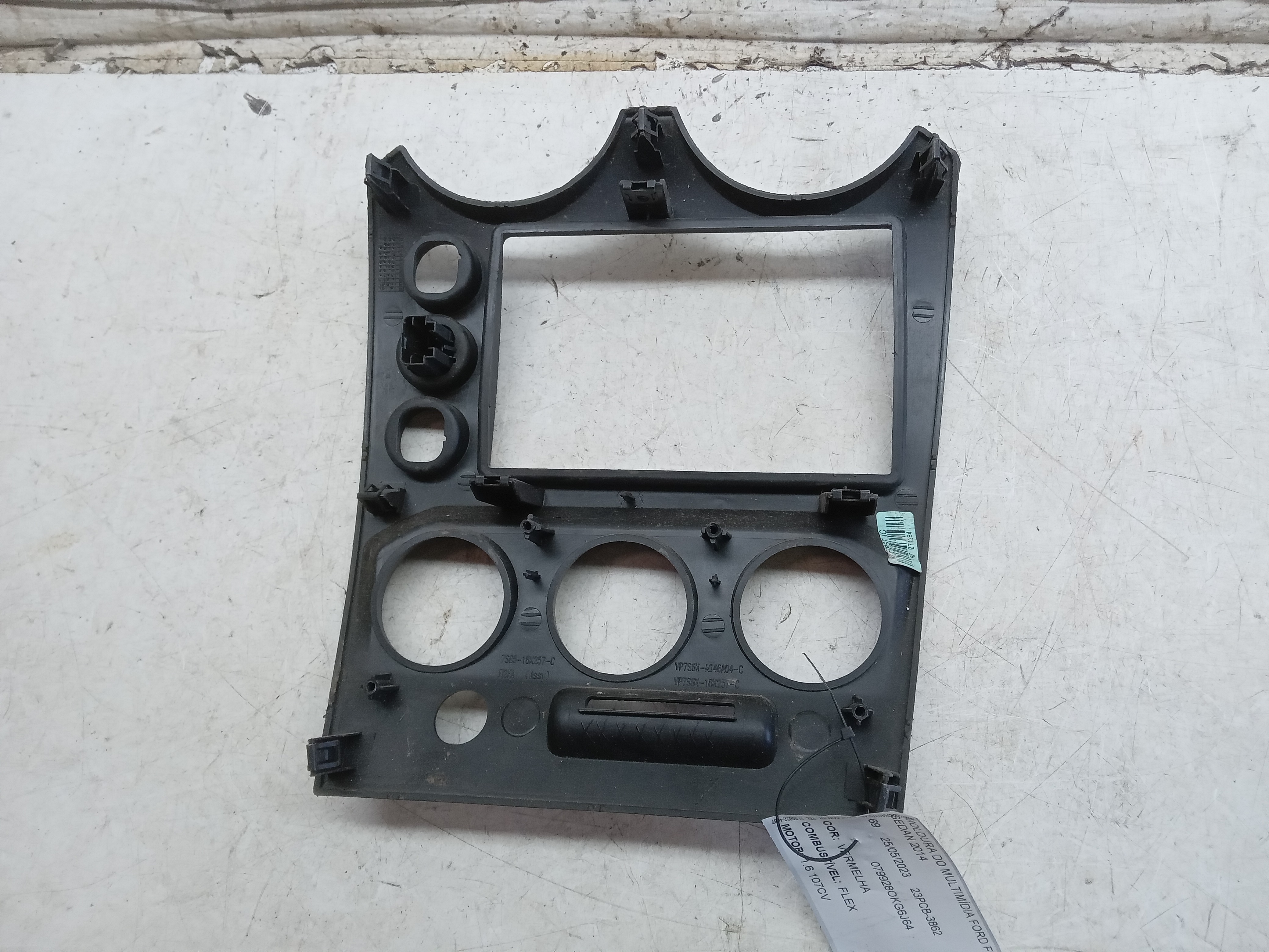 MOLDURA RÁDIO E COMANDO AR FORD FIESTA SEDAN 2014 2