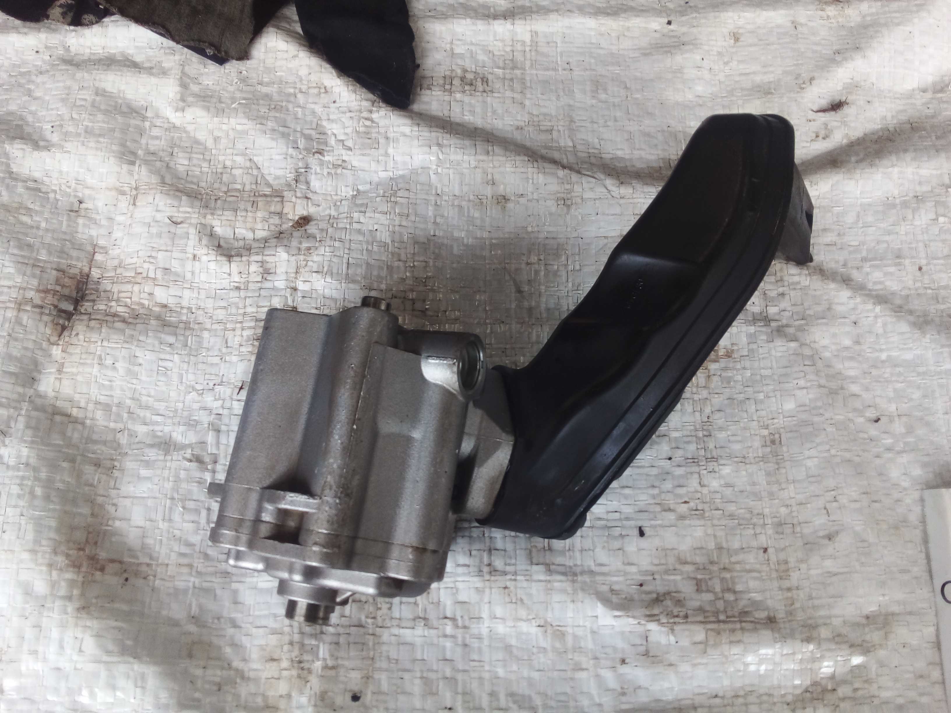 BOMBA DE ÓLEO FUSION 2.0 16 VÁLVULAS F2G36600AA