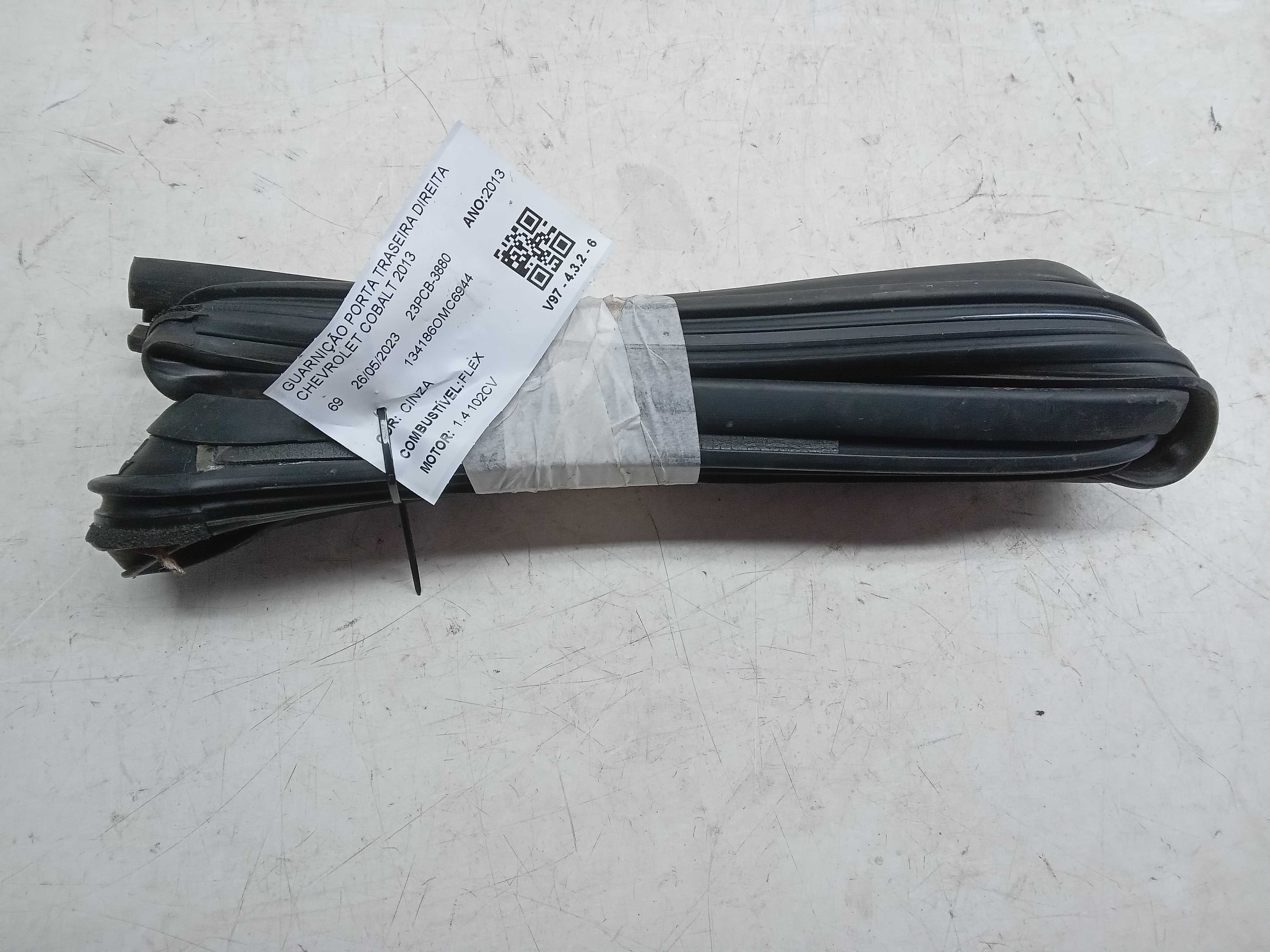 GUARNIÇÃO PORTA TRASEIRA DIREITA CHEVROLET COBALT 2013 1