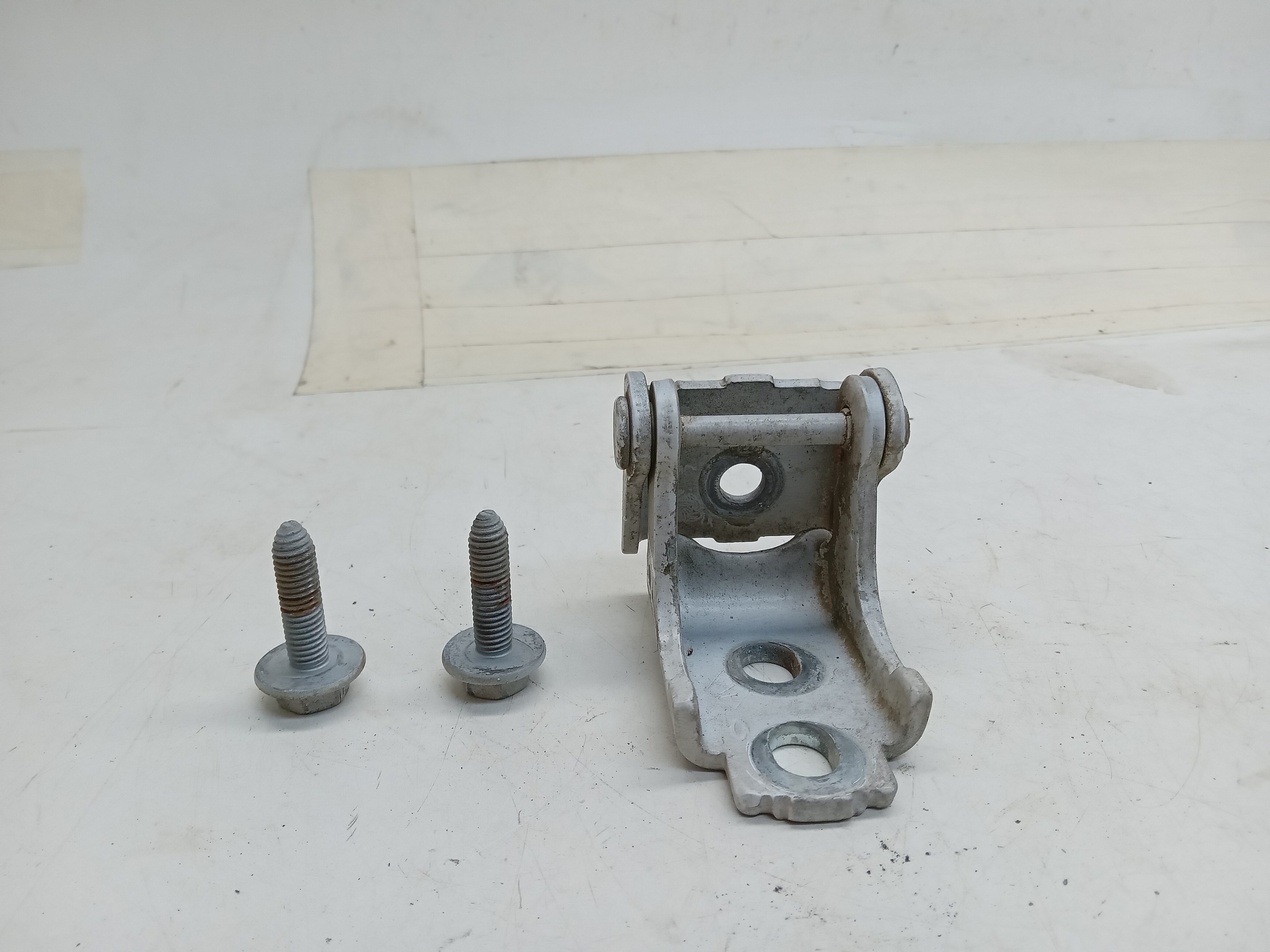 DOBRADIÇA INFERIOR PORTA TRASEIRA LE RENAULT FLUENCE 2011 2