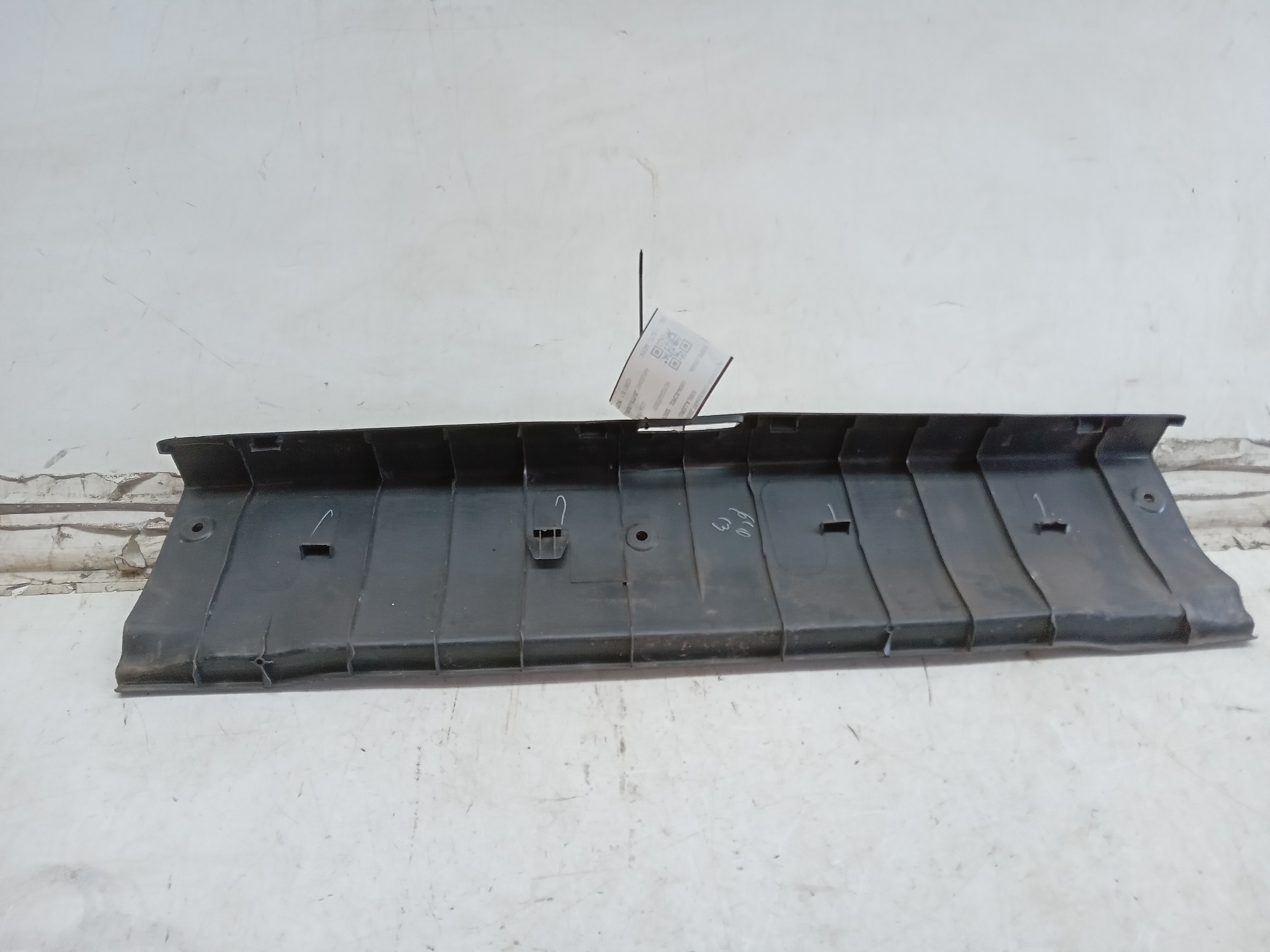 MOLDURA ACABAMENTO PAINEL TRASEIRO TOYOTA COROLLA 2005 2