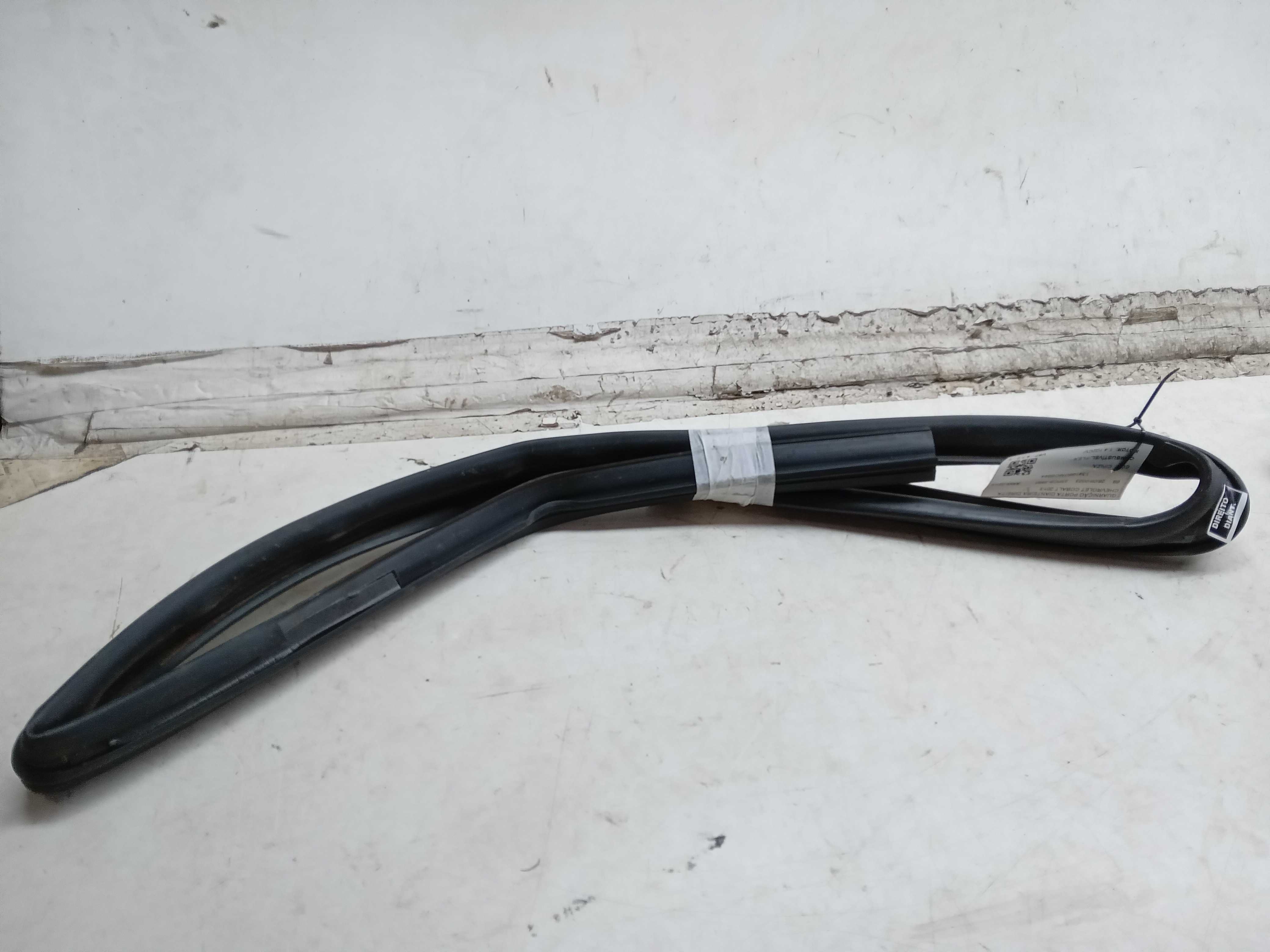 GUARNIÇÃO PORTA DIANTEIRA DIREITA CHEVROLET COBALT 2013 1