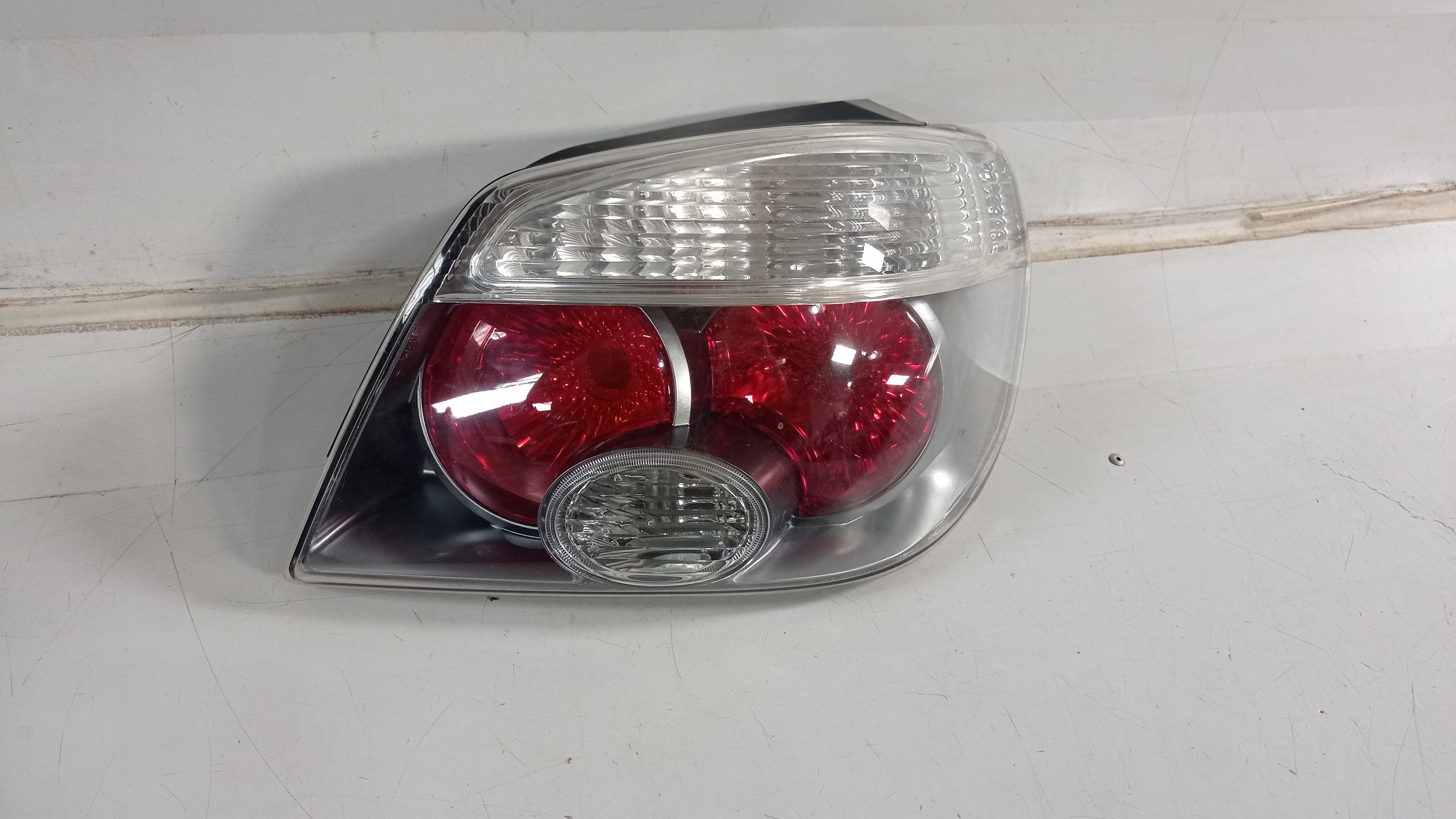 LANTERNA TRASEIRA DIREITA MITSUBISHI 2004 A 2007 RECUPERADA 1