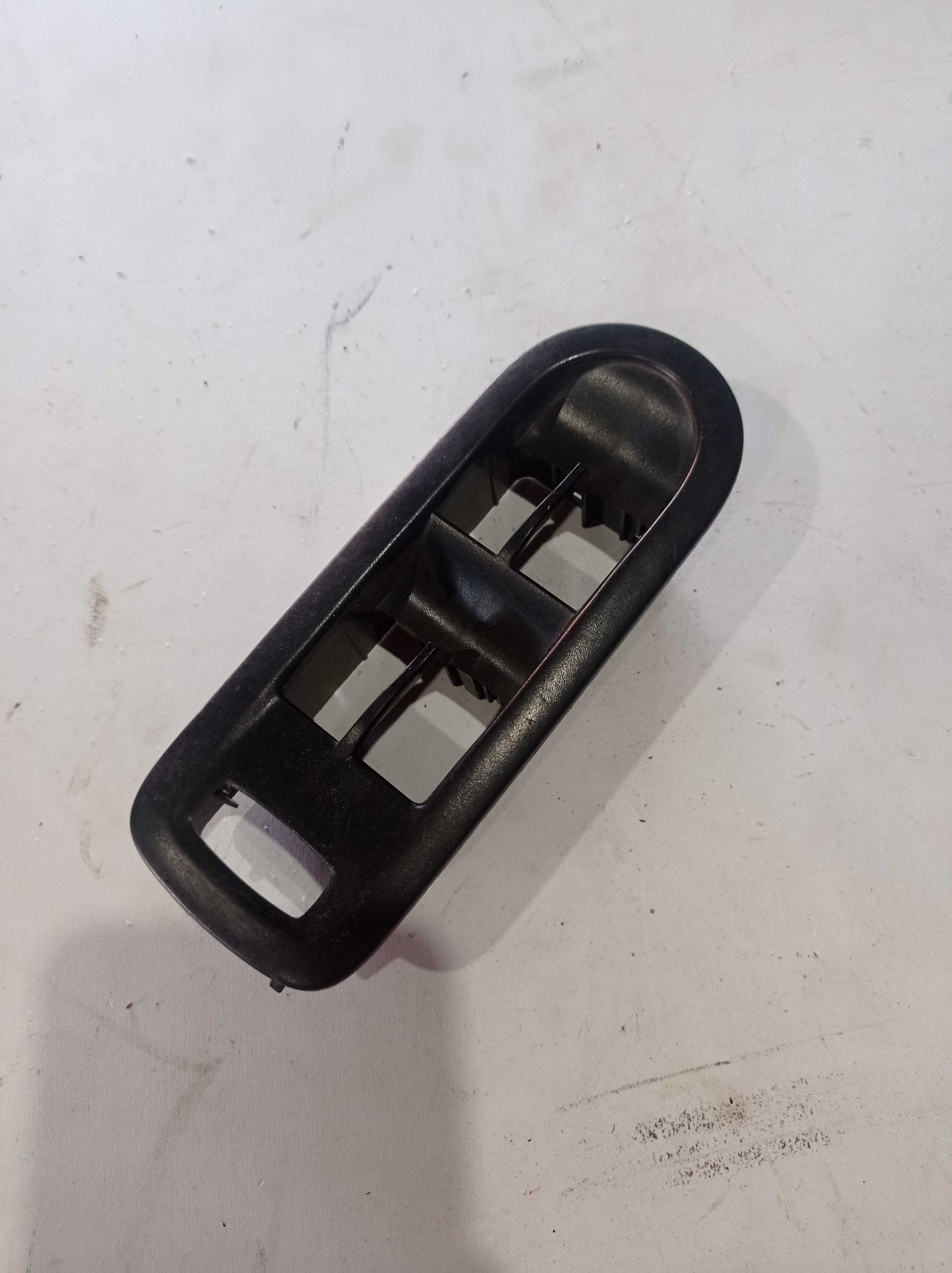 MOLDURA BOTÃO VIDRO DIANTEIRO ESQUERDO RENAULT SANDERO 2013 1