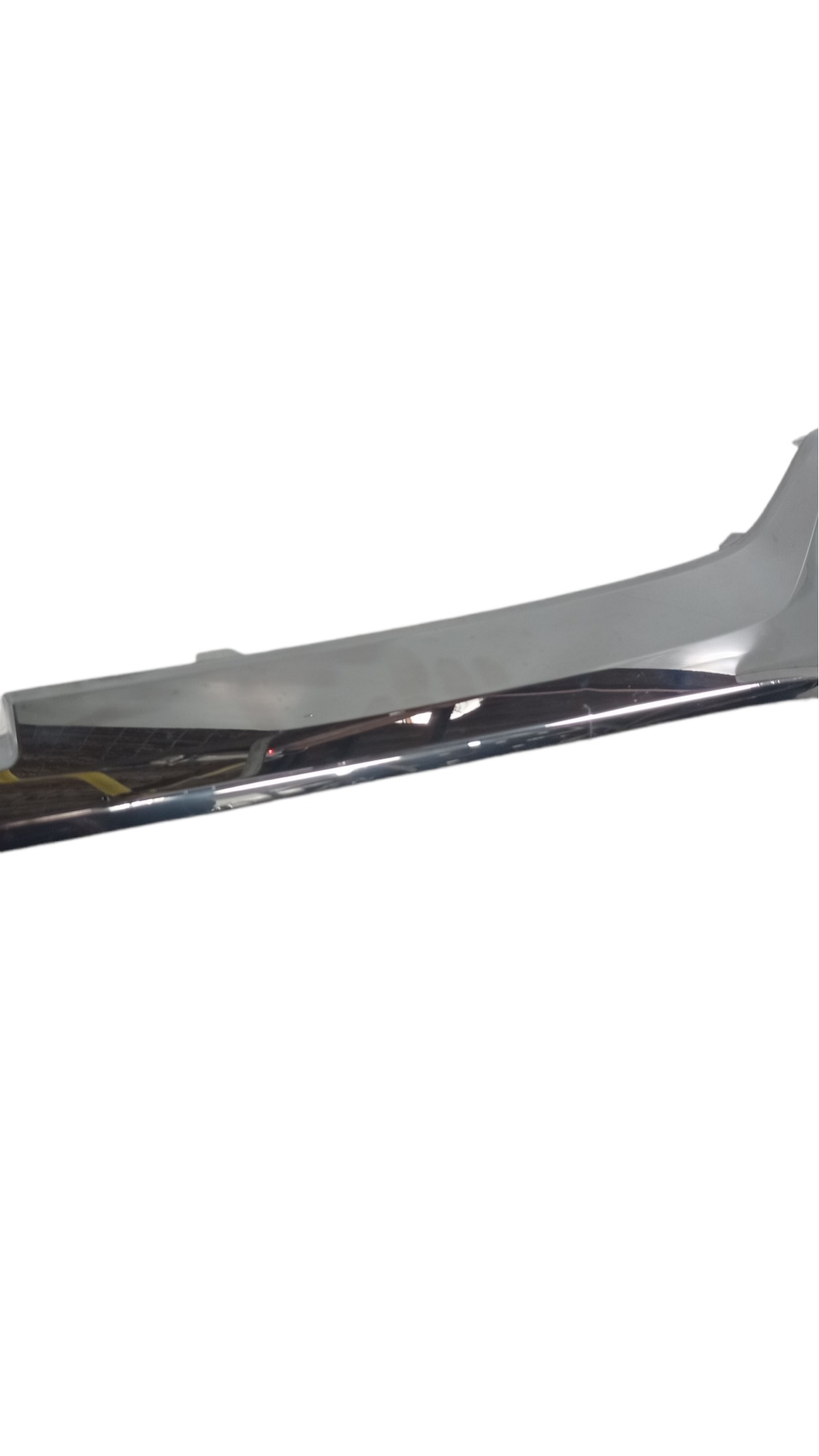 Moldura Cromada Grade Radiador Gm Tracker 2p22 Com Avaria Cromado 9