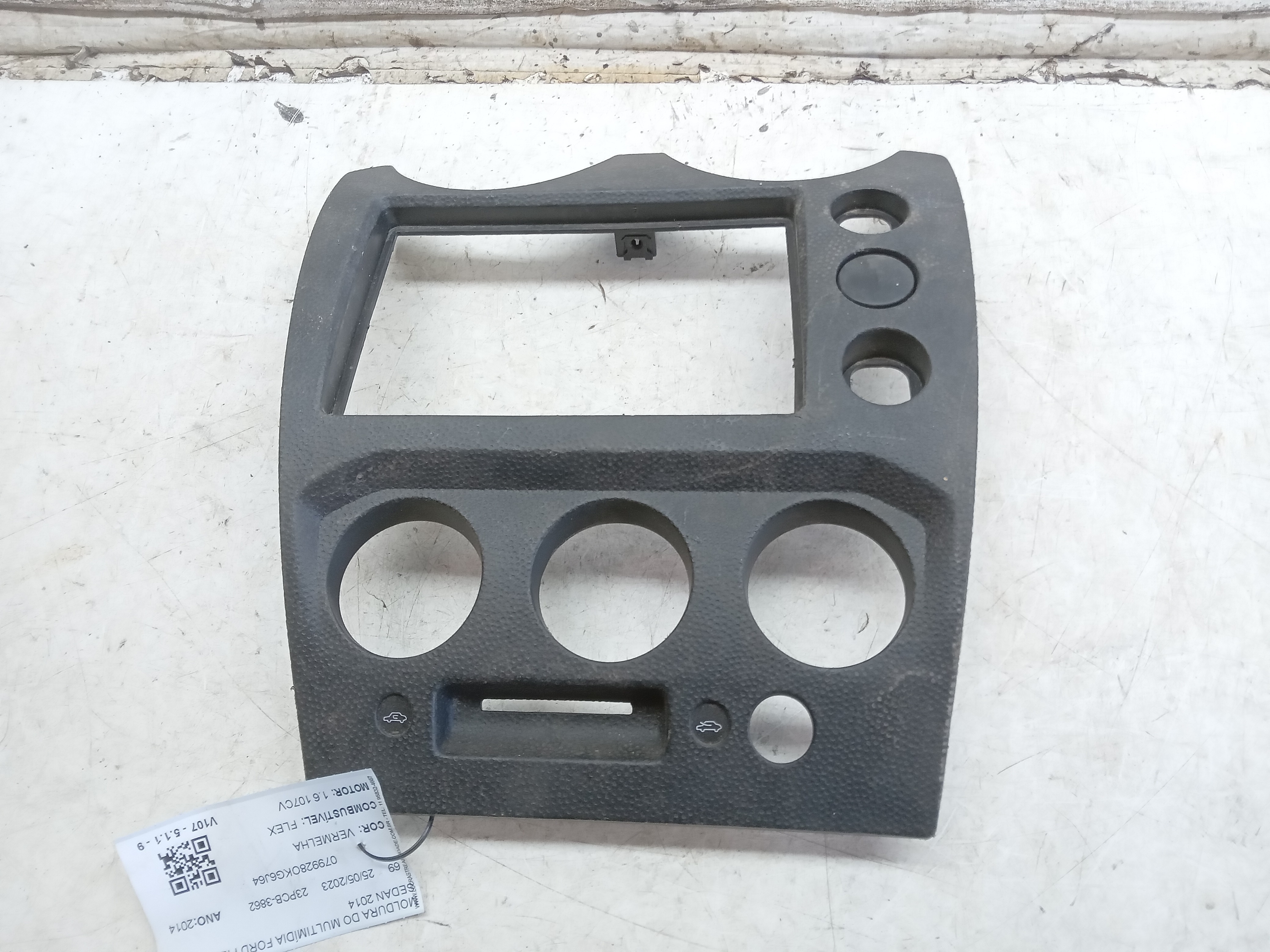 MOLDURA RÁDIO E COMANDO AR FORD FIESTA SEDAN 2014