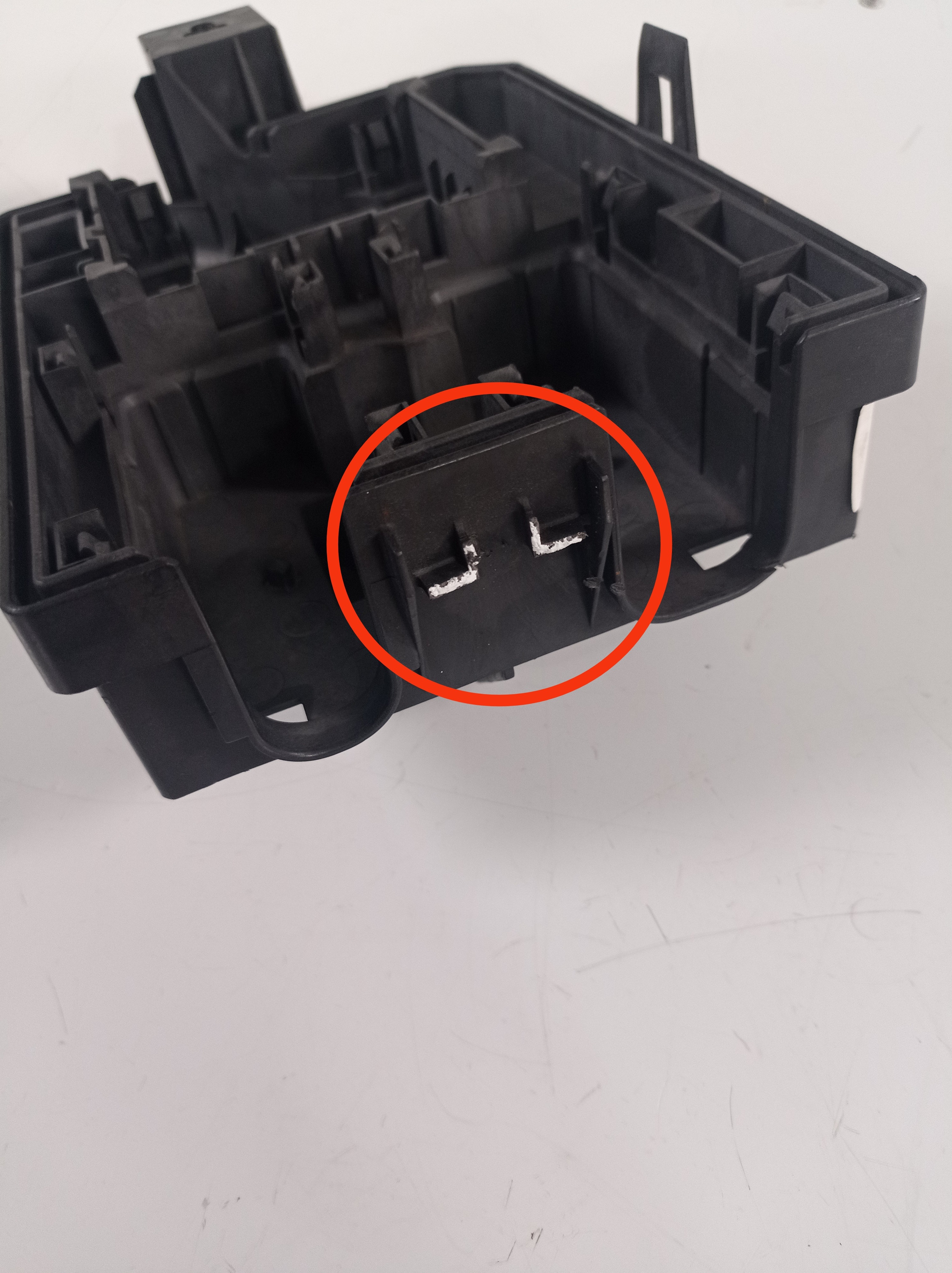 95941608 Suporte Caixa Fusível Chevrolet Cobalt 2018 2019 3