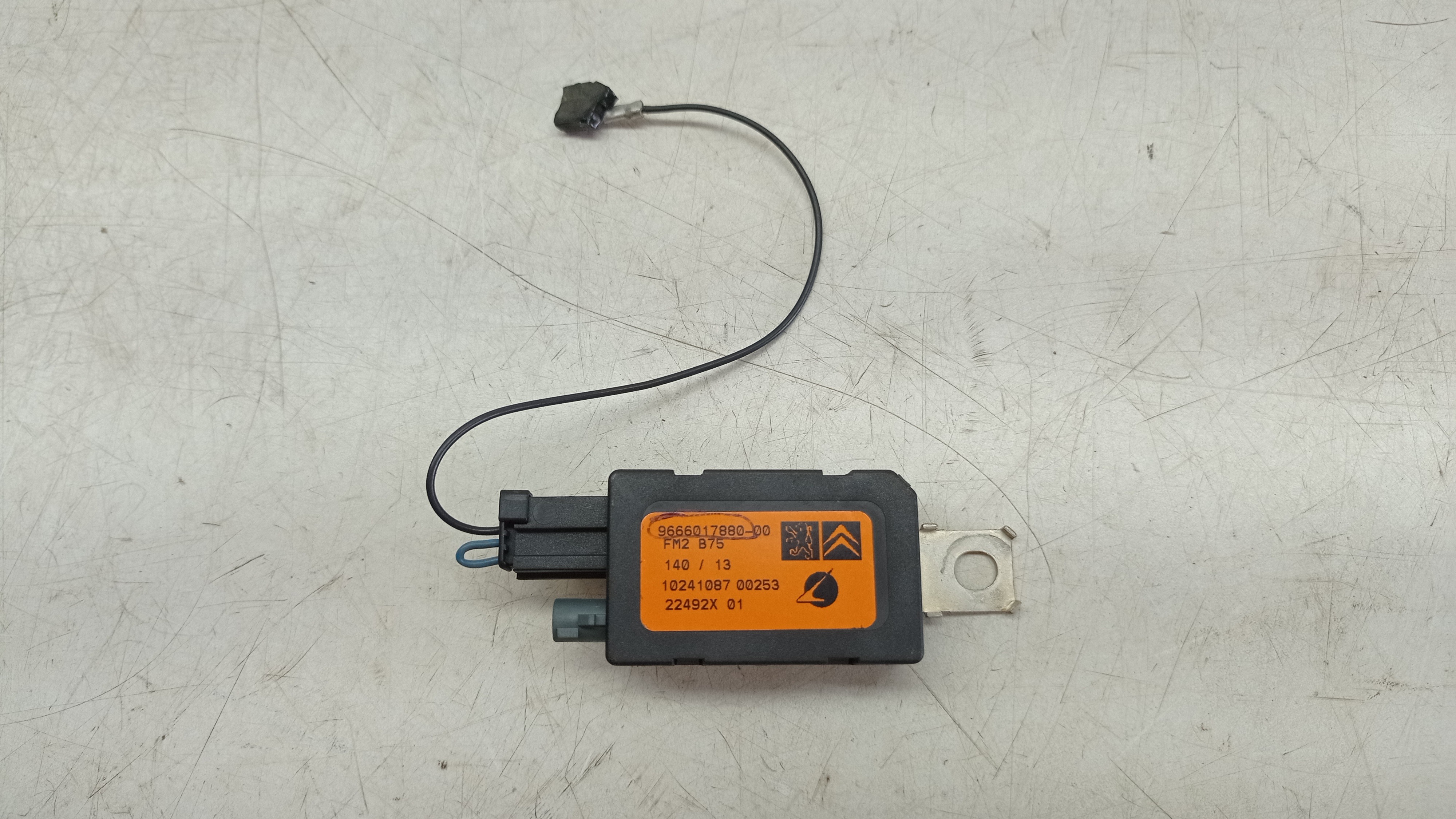 9666017880  ANTENA AMPLIFICADORA FM2 CITROEN DS4 TURBO 2014