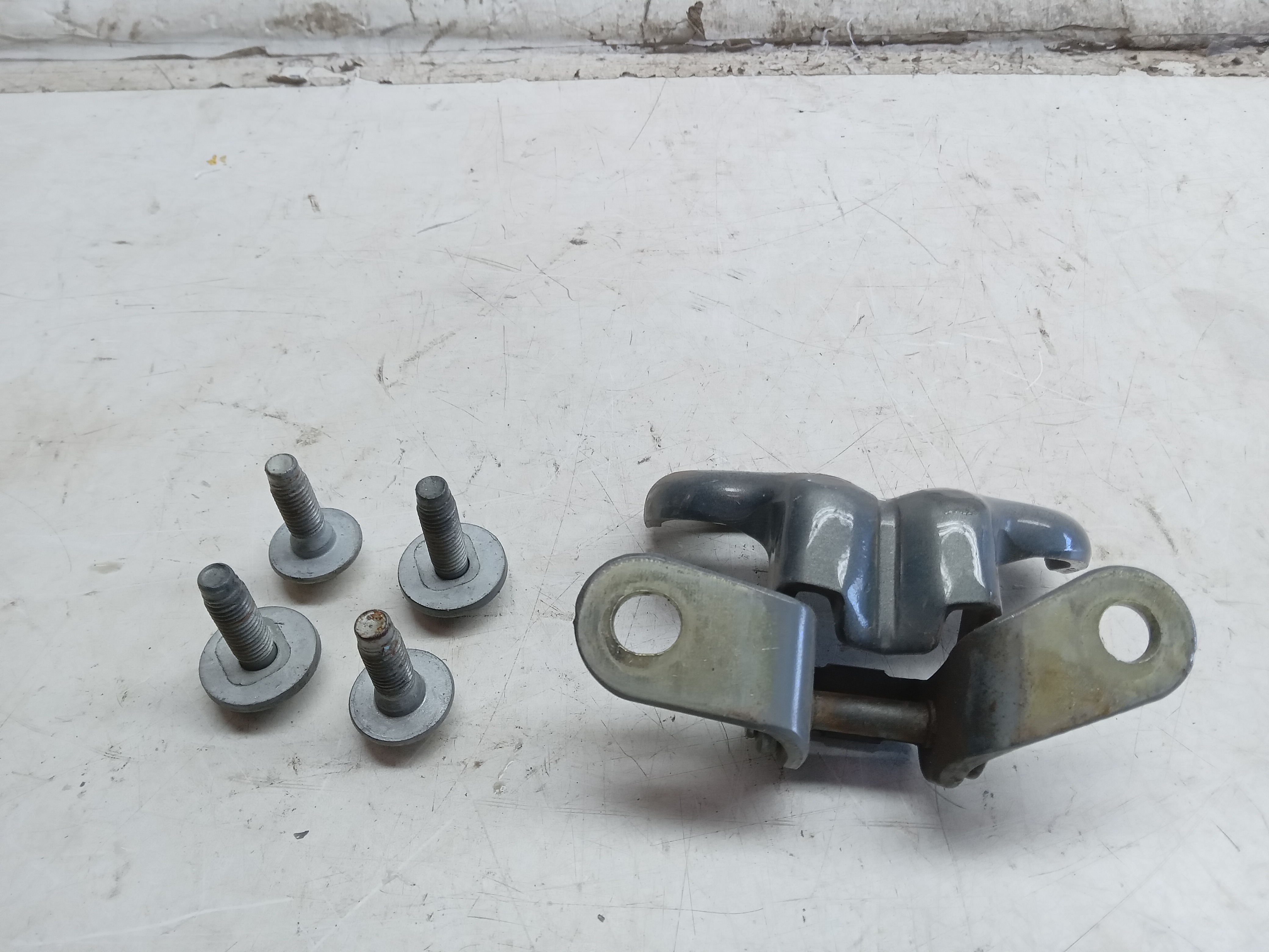DOBRADIÇA INFERIOR PORTA TRASEIRA ESQUERDA GM COBALT 2013