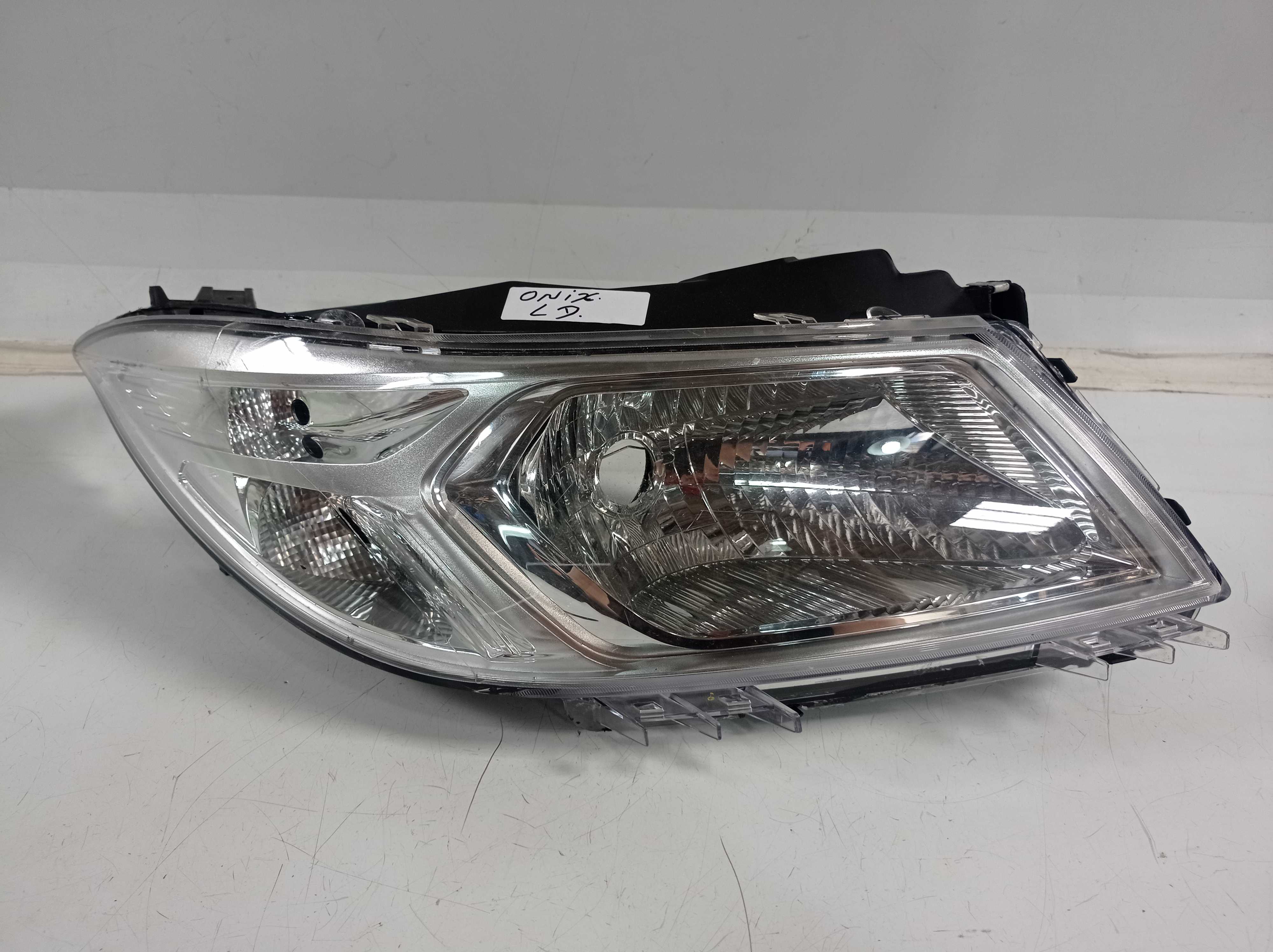 FAROL DIREITO GM ONIX 2012 RECUPERADO 1