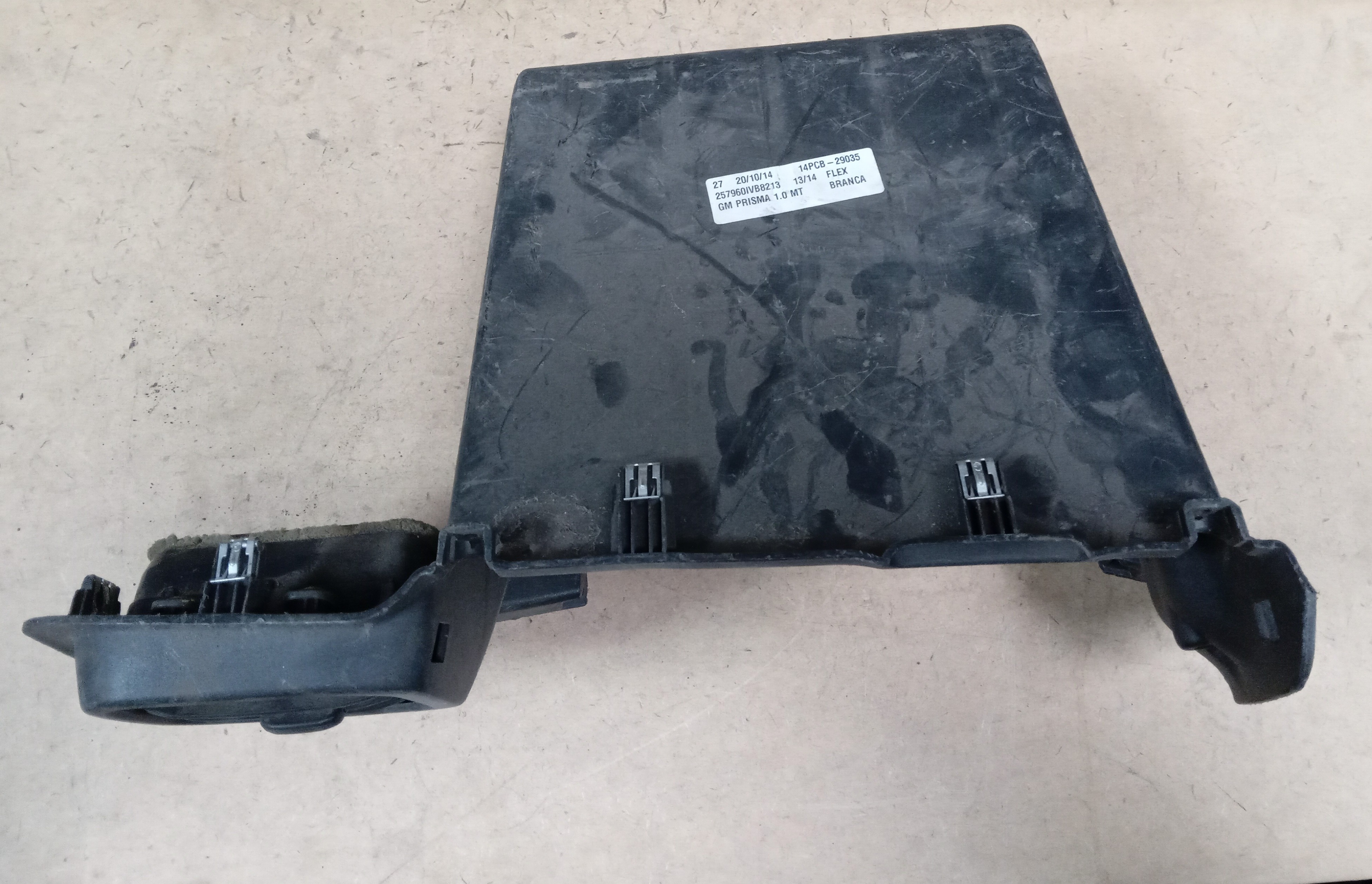 CAIXA PORTA LUVAS GM ONIX 2016 1