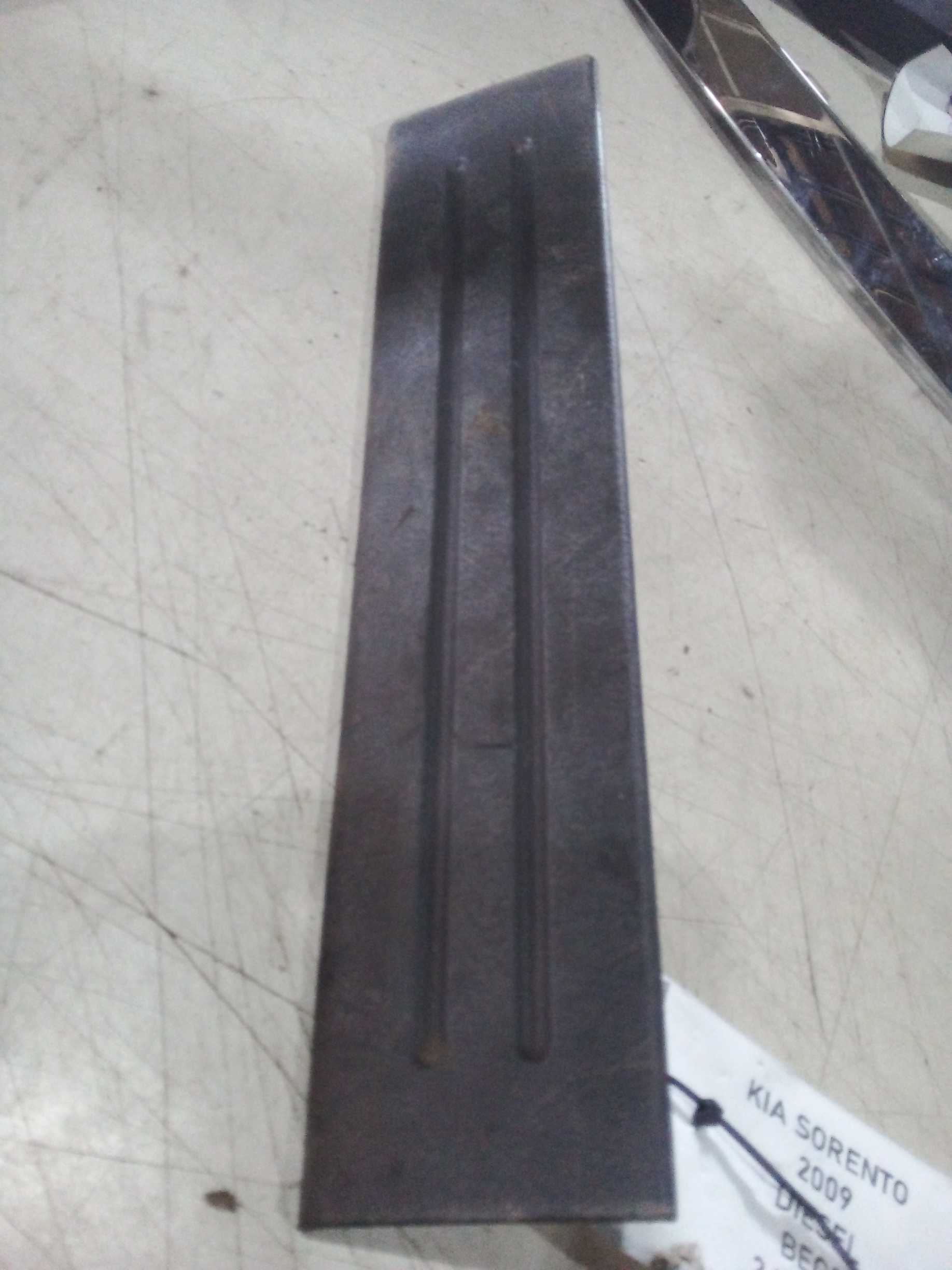 SOLEIRA TRAS ESQ SORENTO 2009  858723E000 1