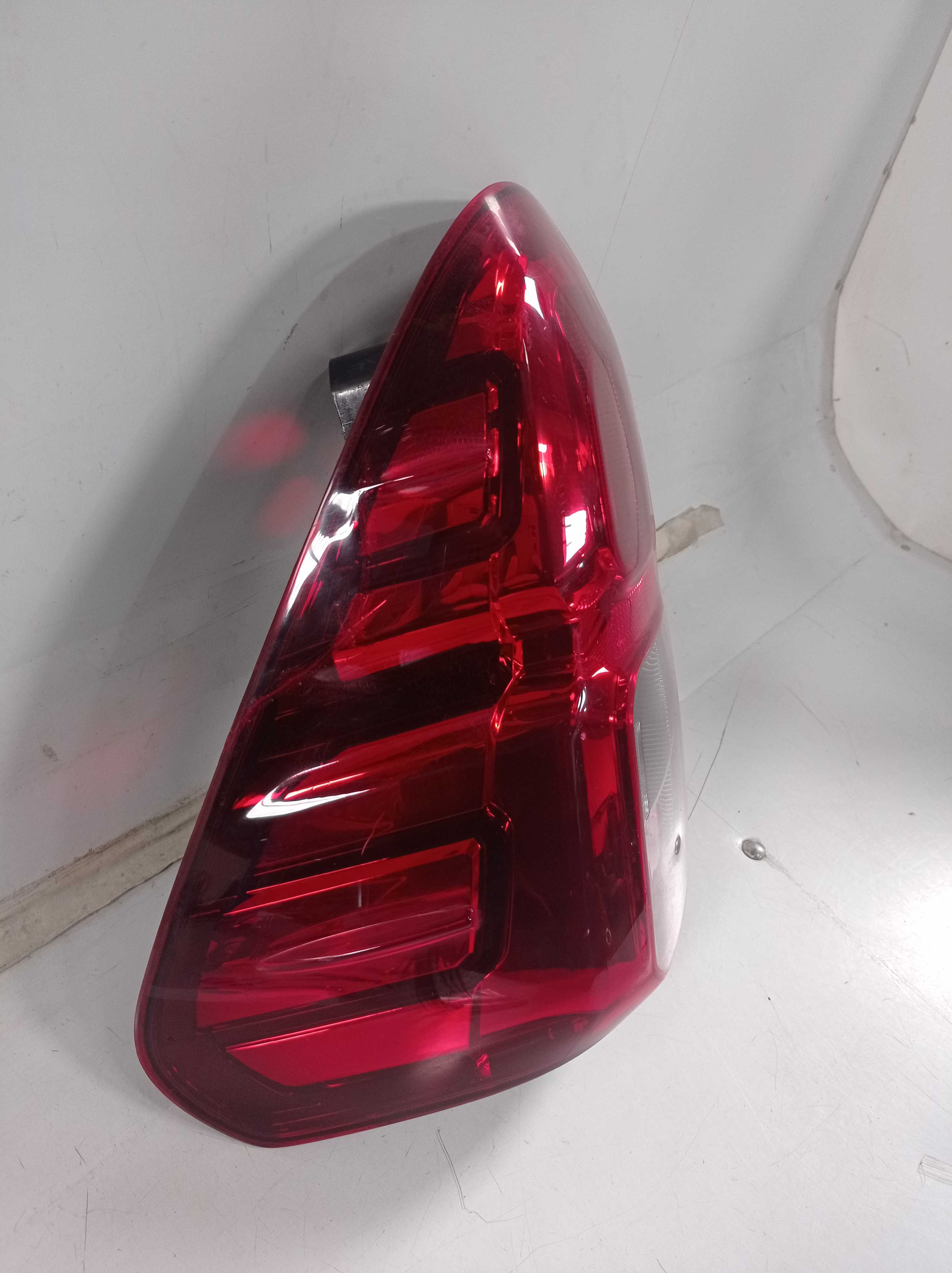LANTERNA TRASEIRA ESQUERDA TOYOTA HILUX 2016 RECUPERADA 2