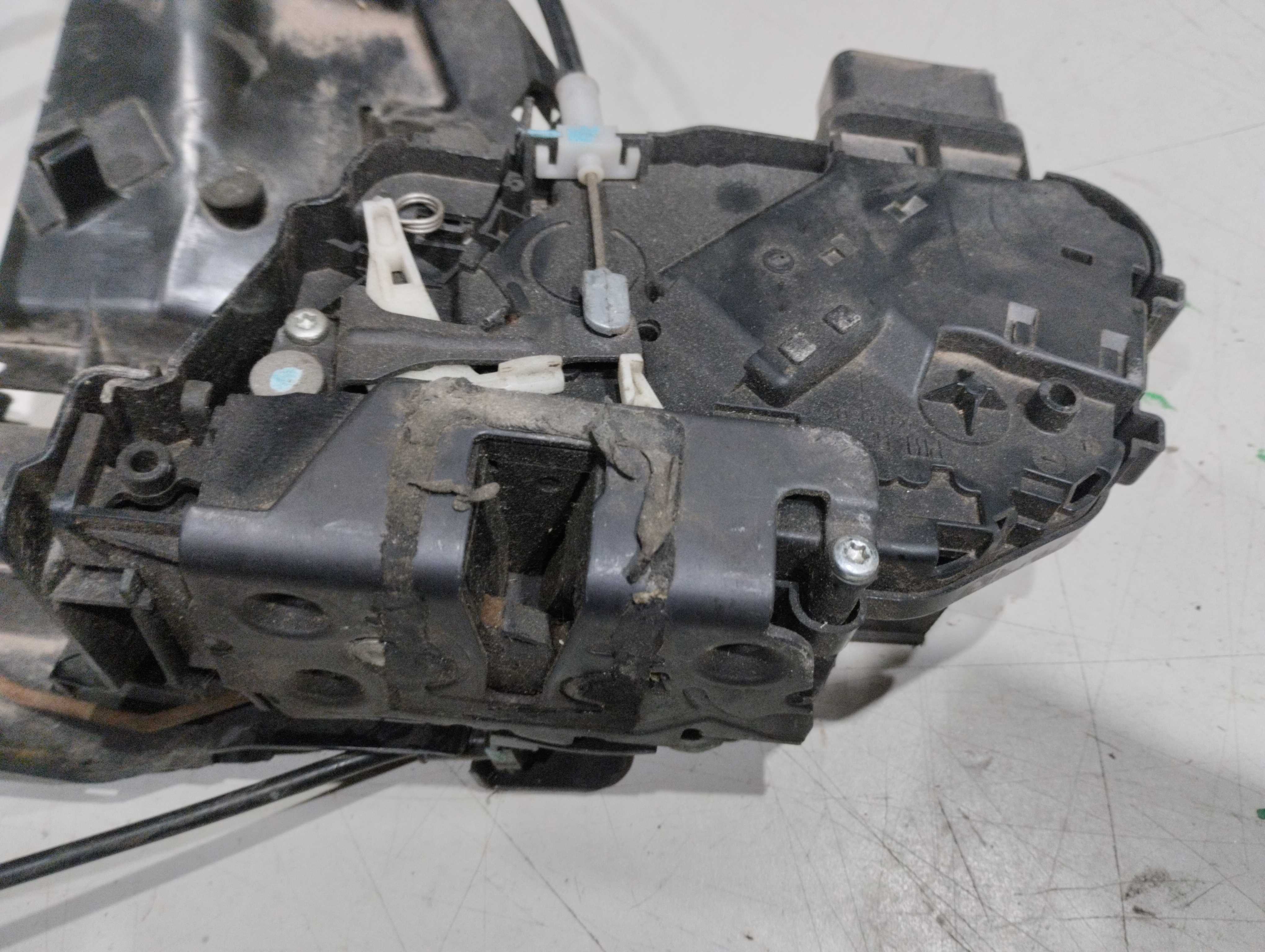 Fechadura traseira esquerda Ford Focus 2010/2013 4