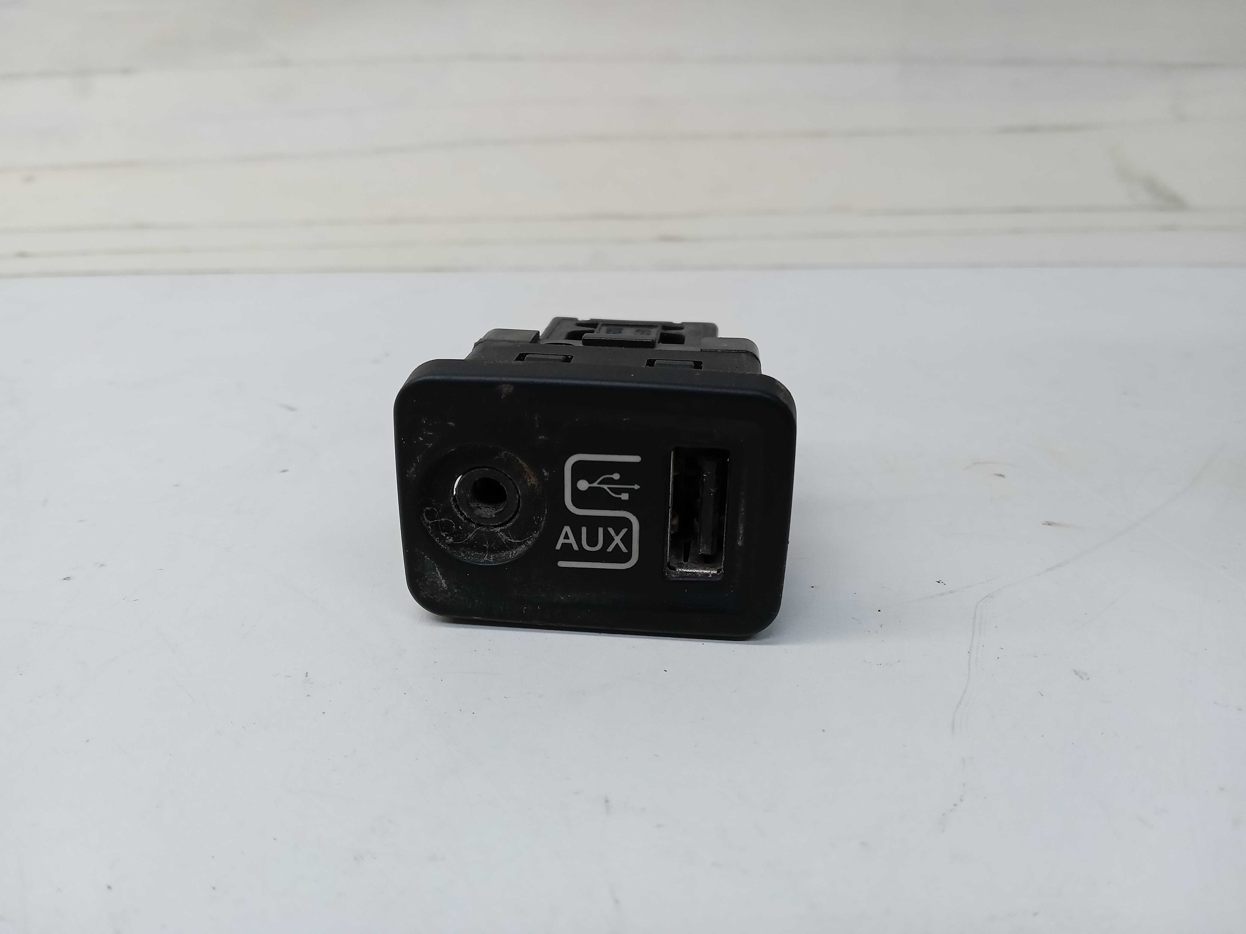 CONECTOR USB FIAT PALIO 2005 À 2020 1