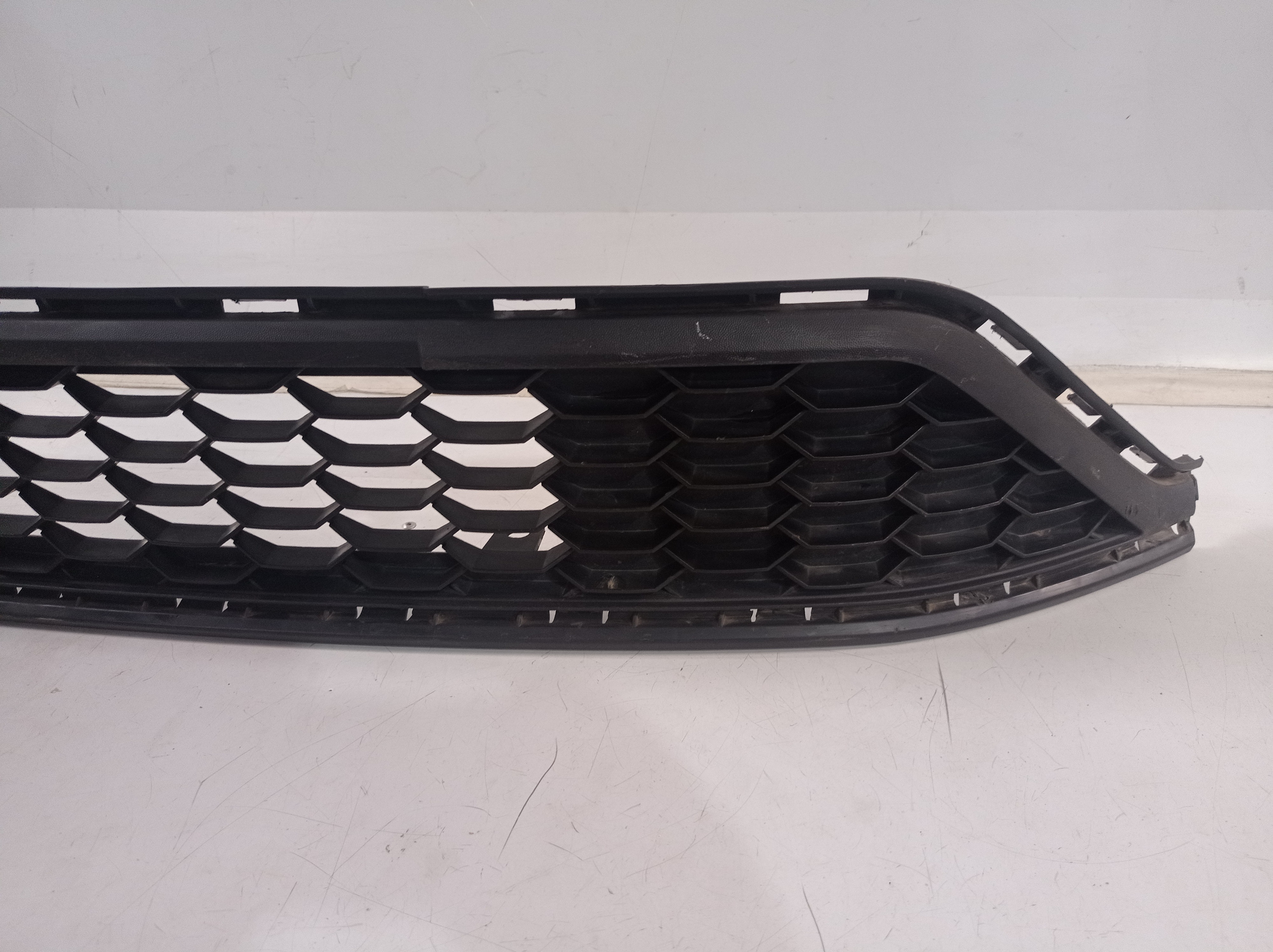 5u0853677j Grade Inf Parachoque Diant Vw Saveiro G7 Robust 2