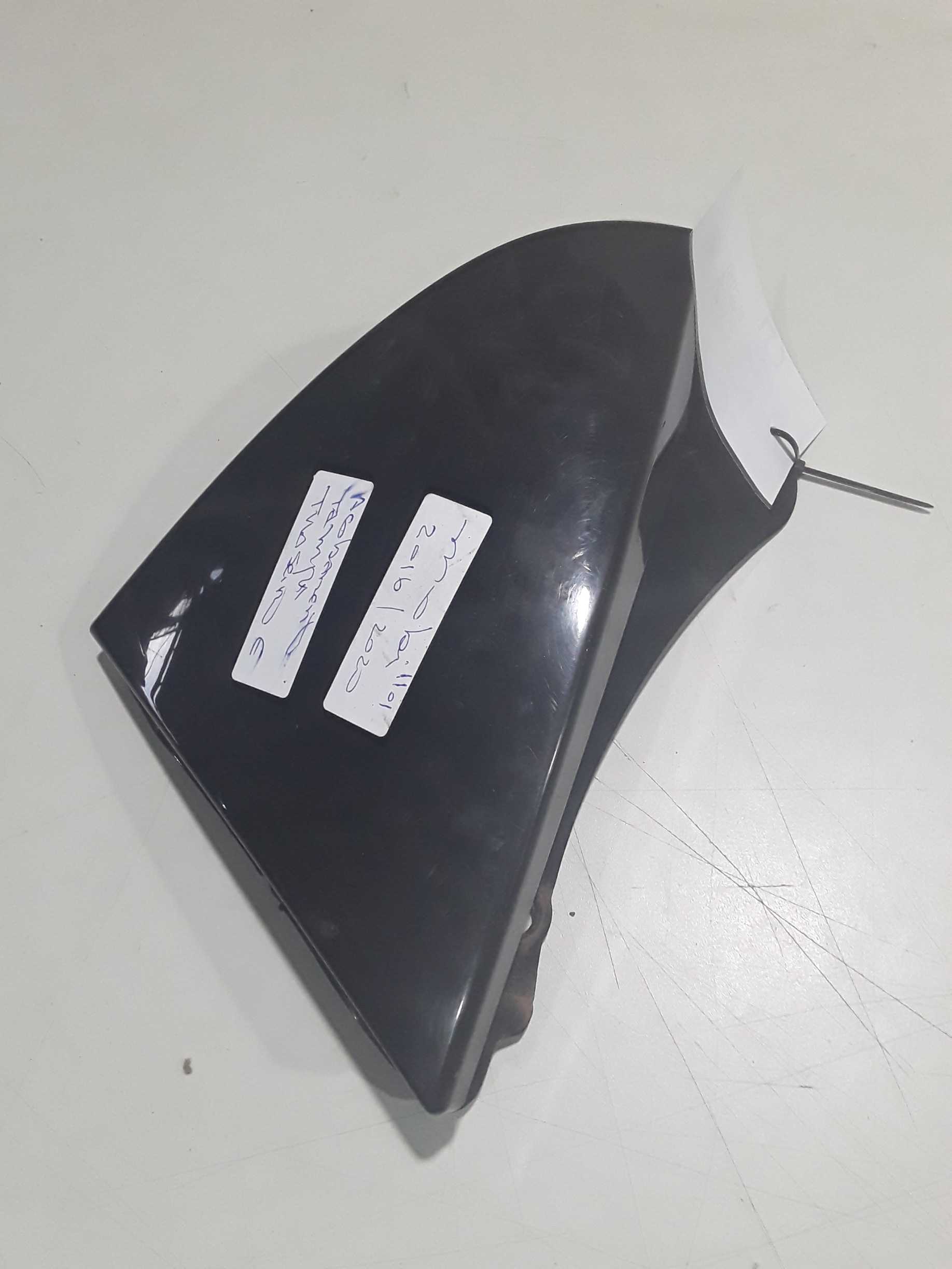 1002280850 Acabamento da tampa tras esq Fiat Mobi 2016 A 2017