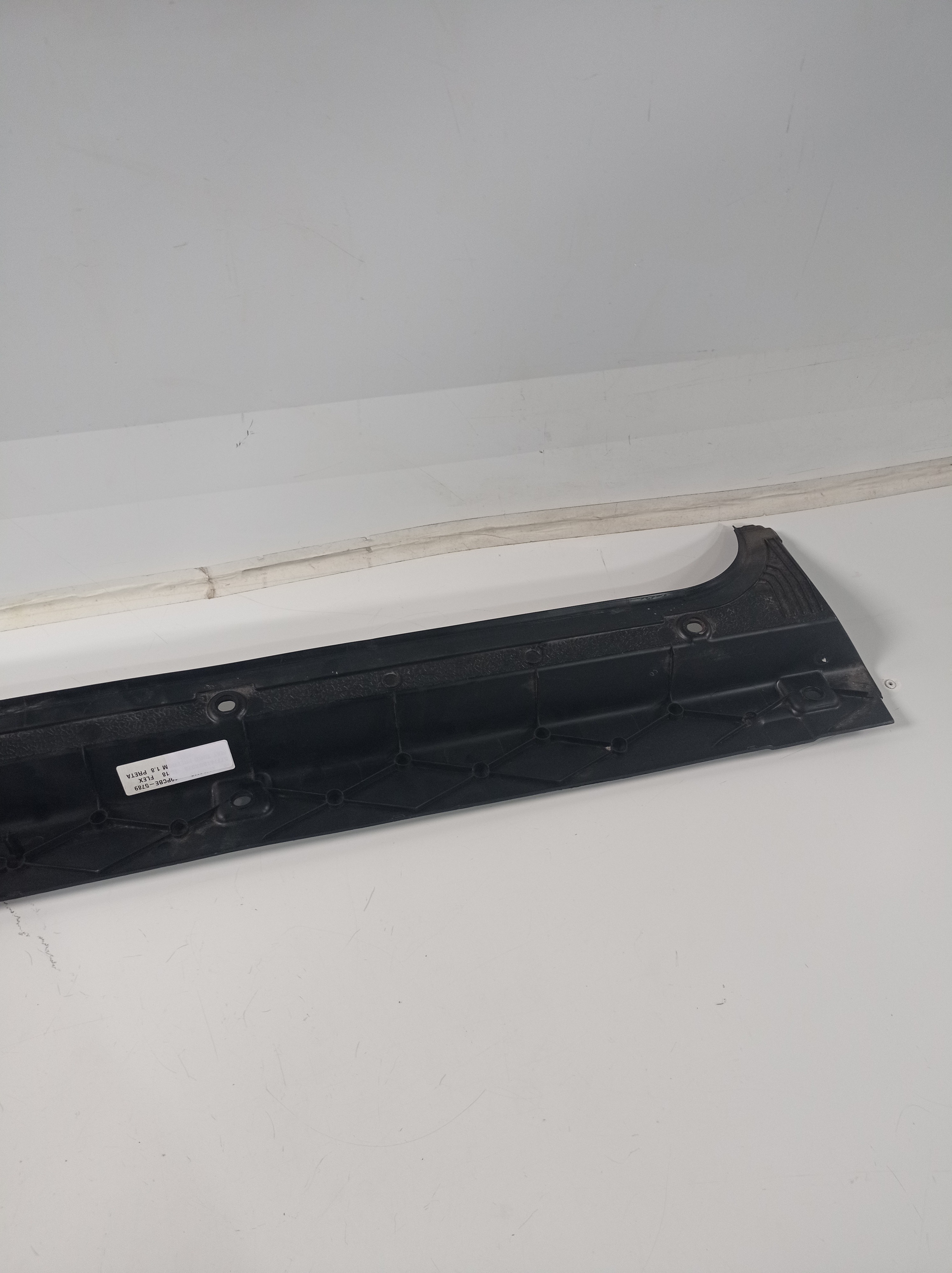 1002307580 Acabamento Moldura Vigia Traseiro Fiat Toro 2018 5