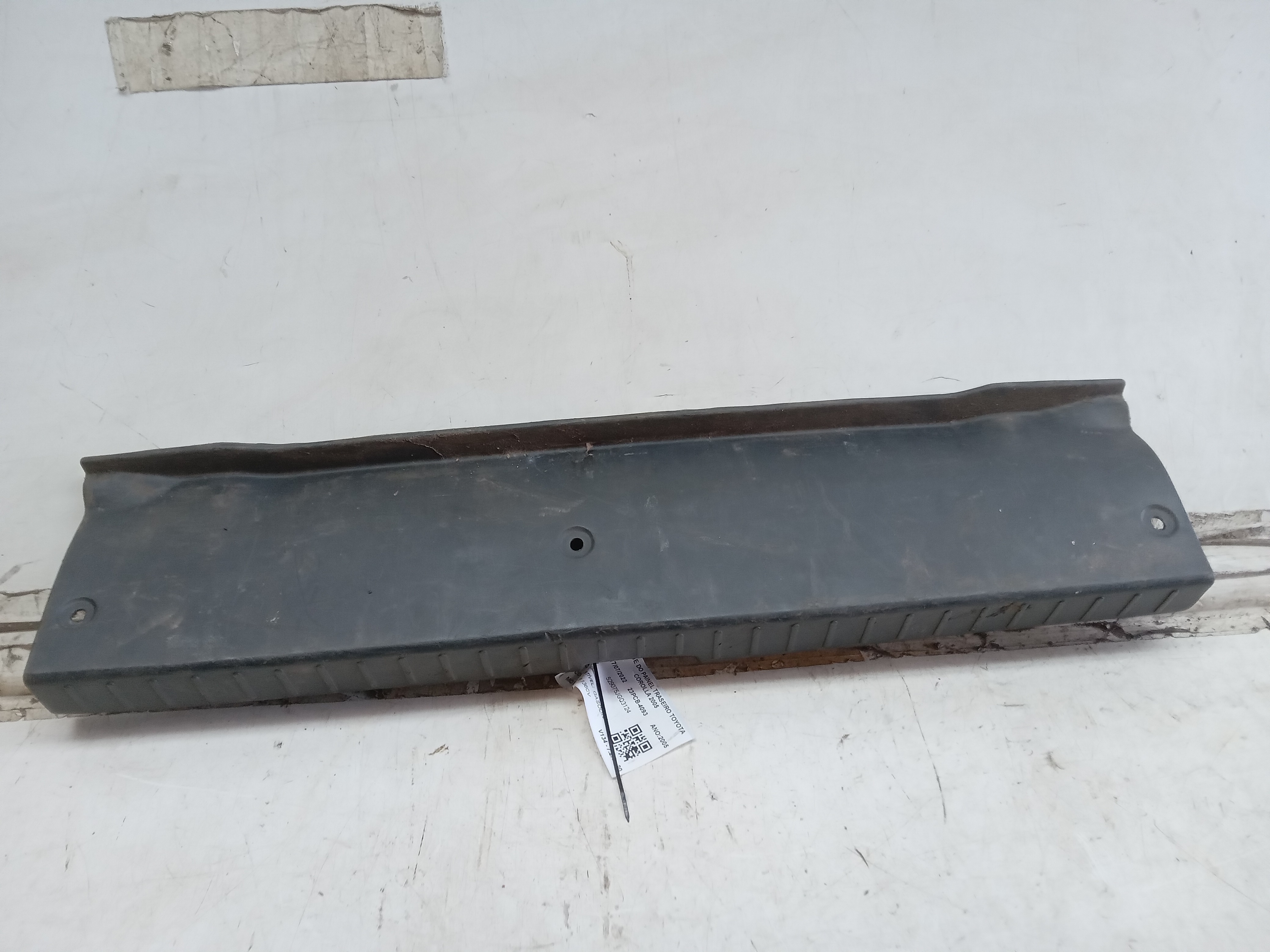 MOLDURA ACABAMENTO PAINEL TRASEIRO TOYOTA COROLLA 2005 1