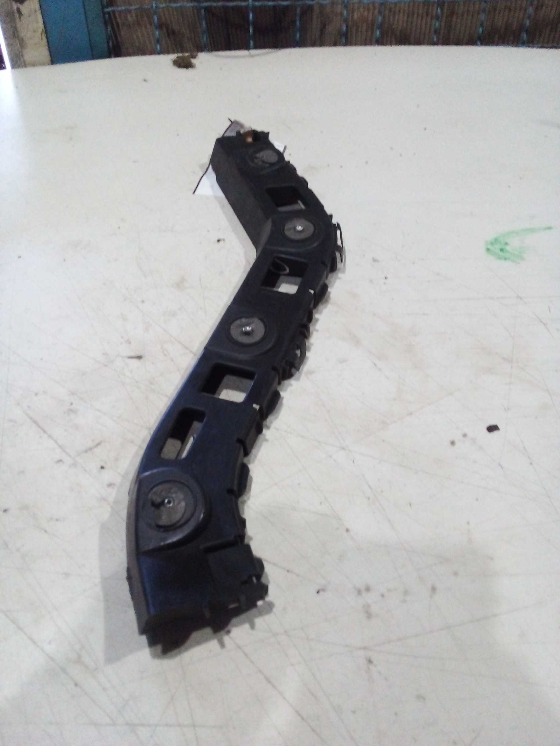 GUIA PARACHOQUE TRAS LD CHEVROLET COBALT 2013 1