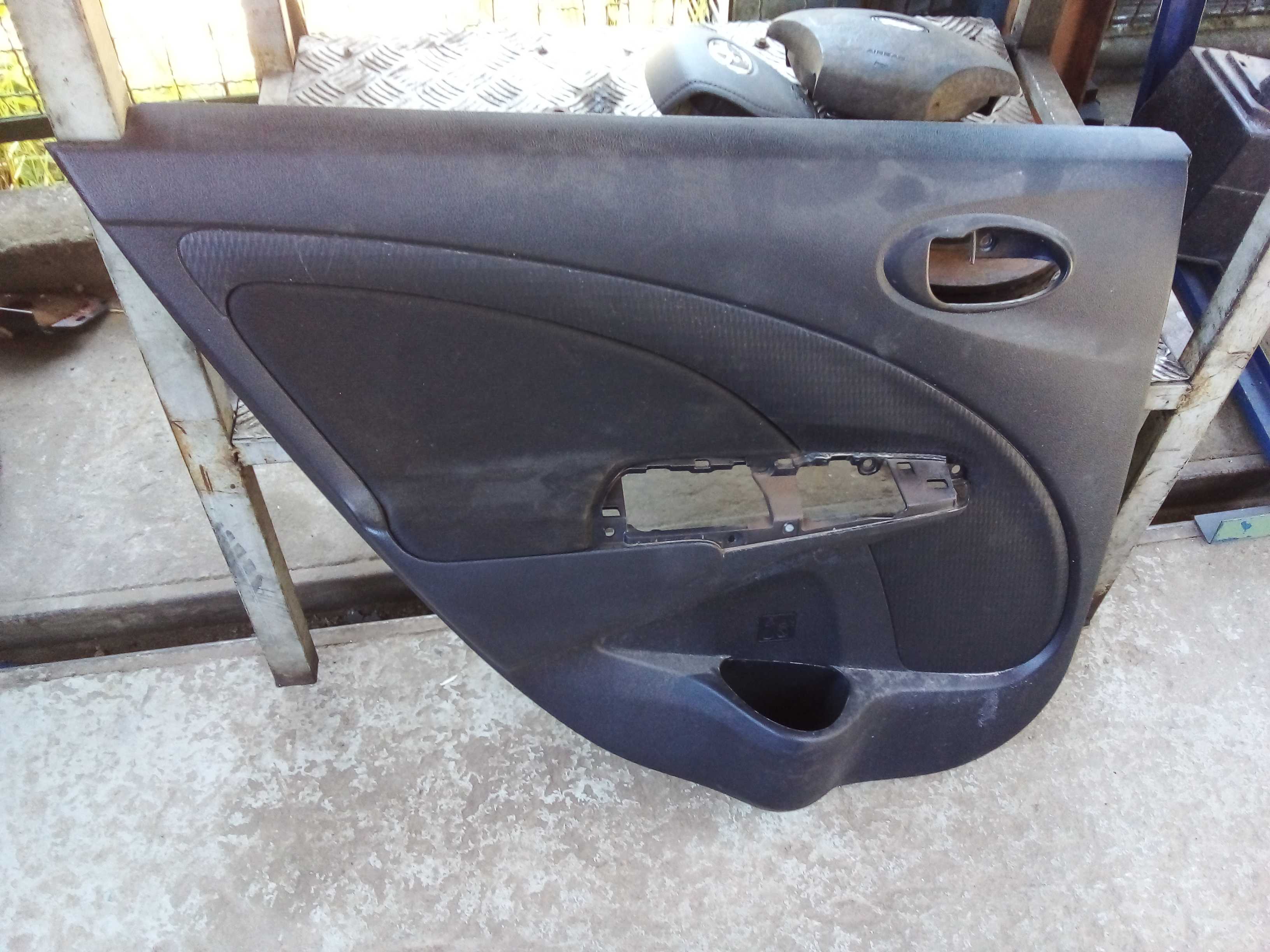FORRO PORTA TRÁS ESQUERDO ETIOS 2018 HATCH 1
