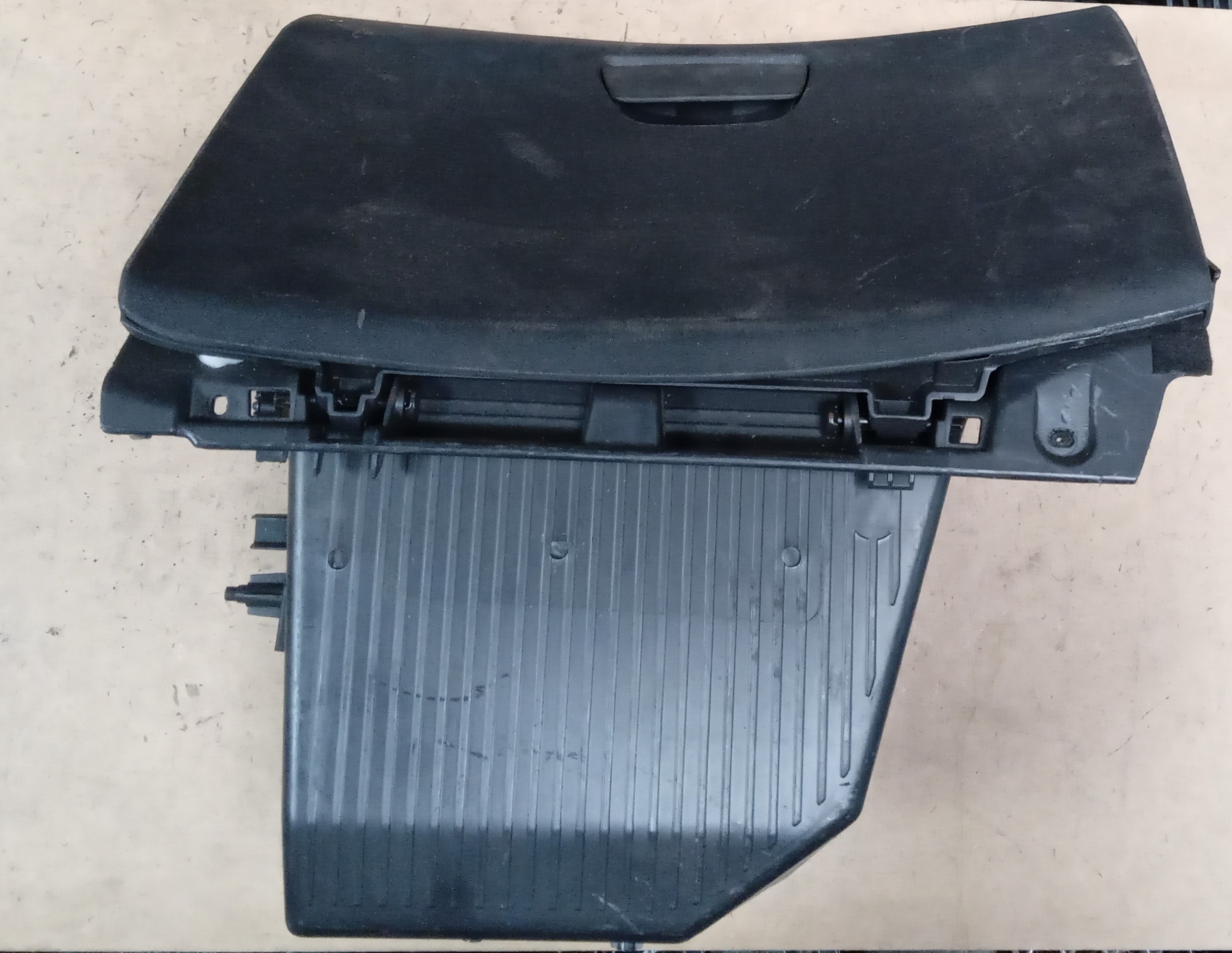 PORTA LUVAS PEUGEOT 208 2018 1
